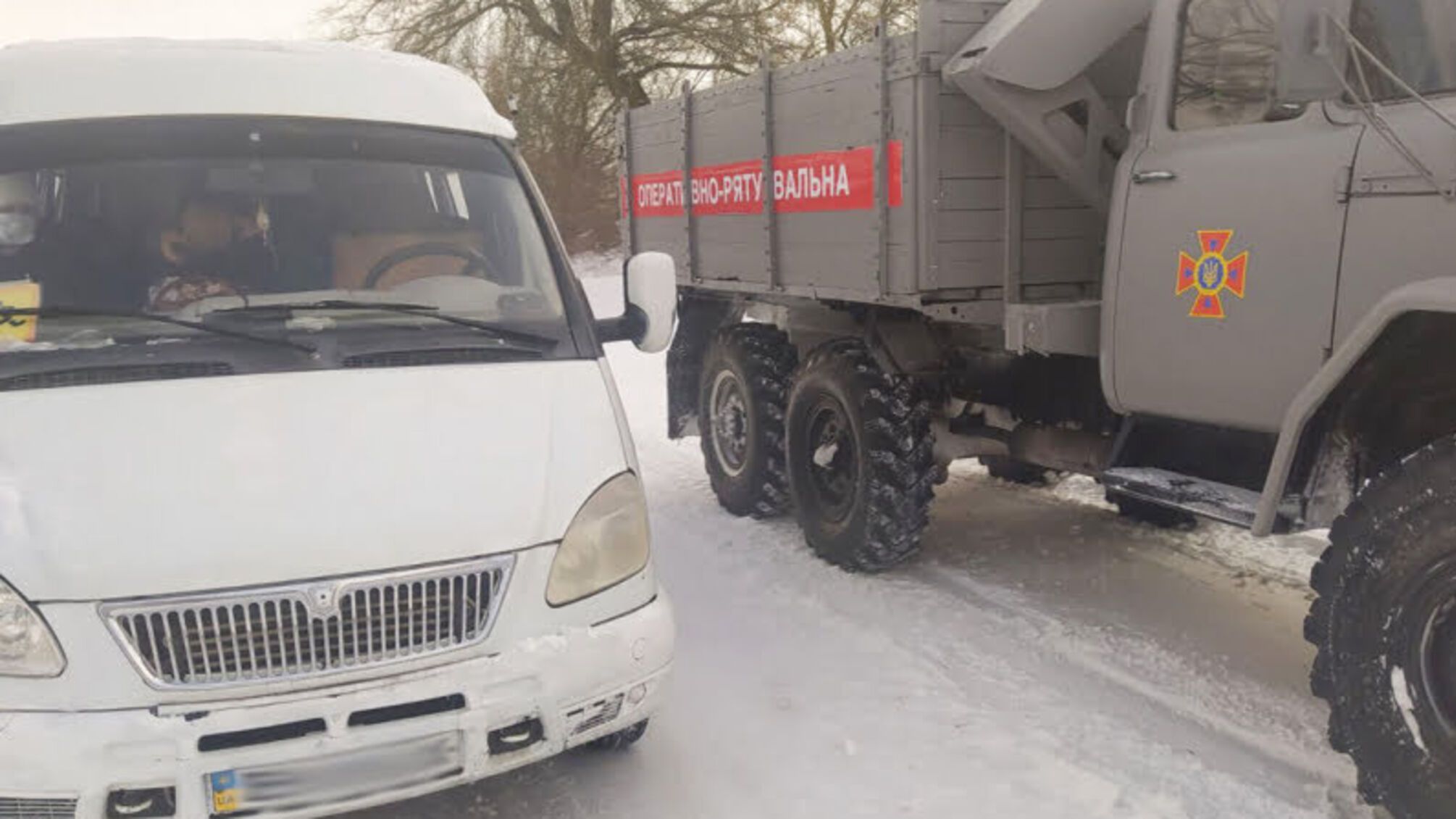 Хмельницька область: рятувальники визволили зі снігового полону автобус, у якому перебували 22 людини, 15 з яких — діти