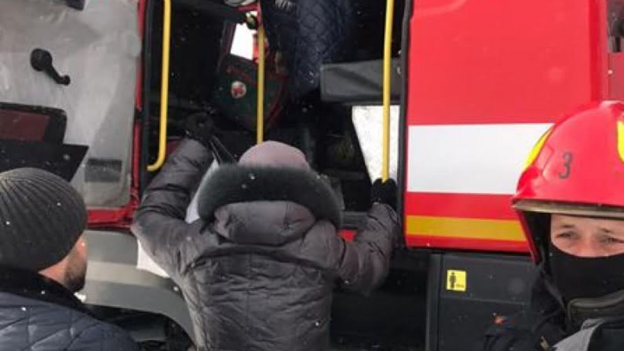 Івано-Франківська область: рятувальники допомогли хворій жінці дістатися додому за ліками