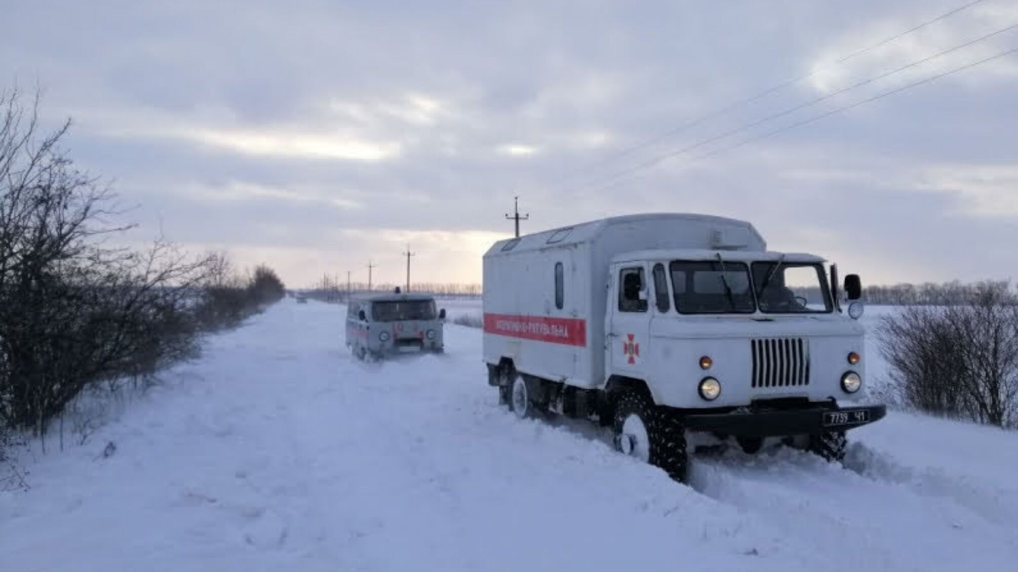 Одеська область: рятувальники Савранського району надали допомогу водіям, які застрягли у сніговому заметі