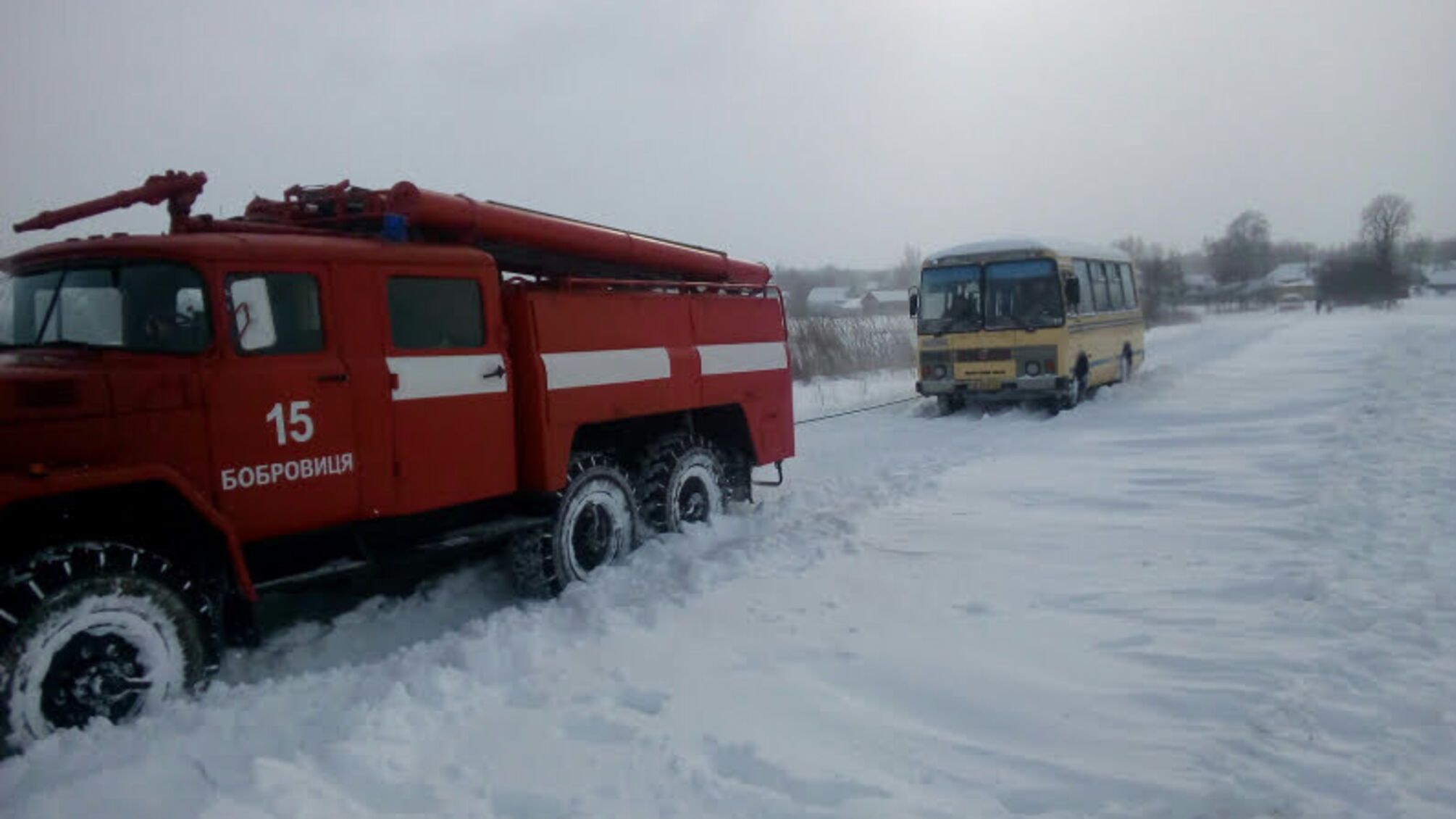 Чернігівська область: рятувальники за добу вивільнили 45 транспортних засобів із засніжених ділянок доріг