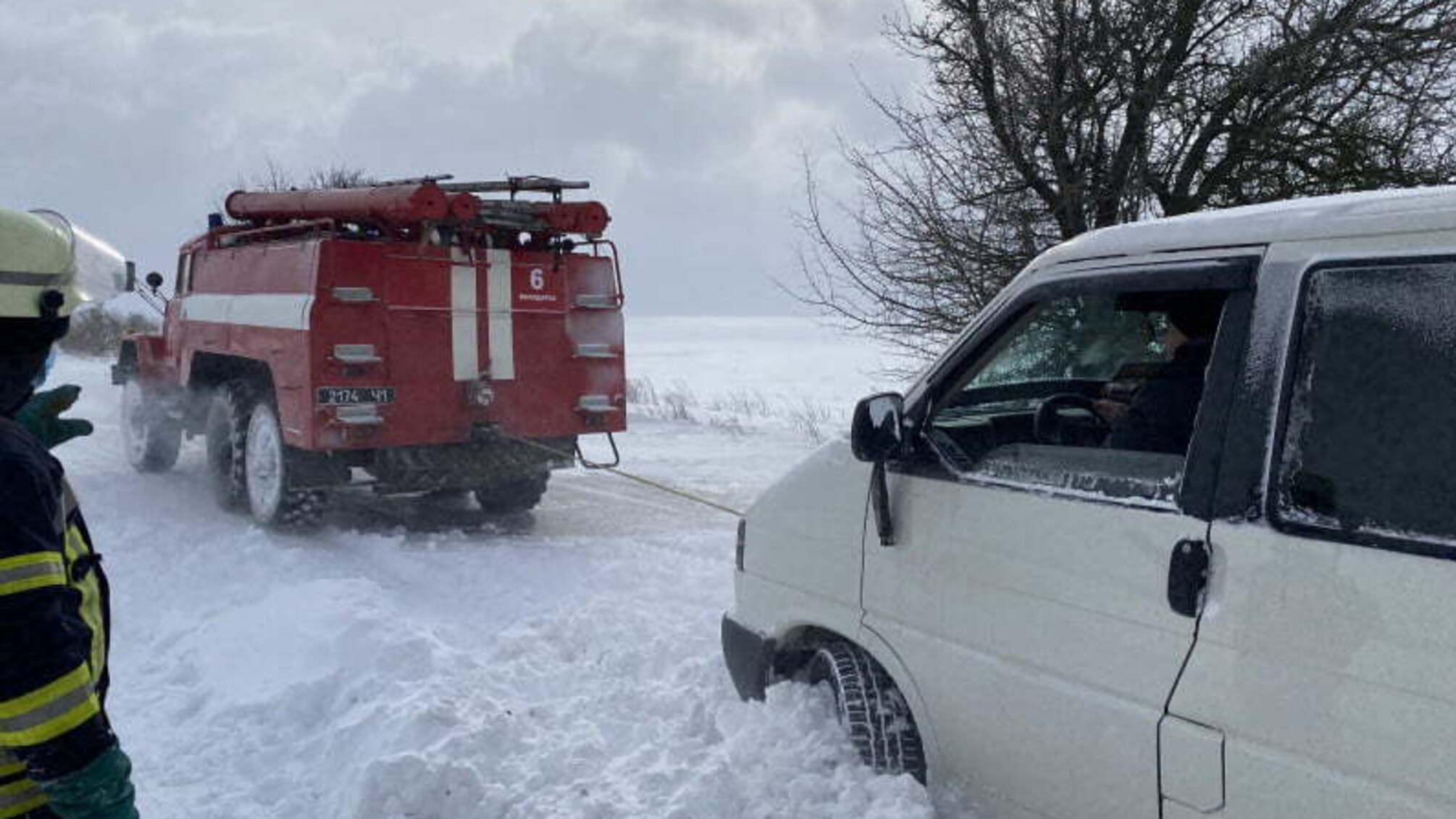 Київська область: із снігового полону рятувальники звільнили 5 авто, всередині яких були люди похилого віку, діти та вагітна жінка, і отримали публікацію-подяку