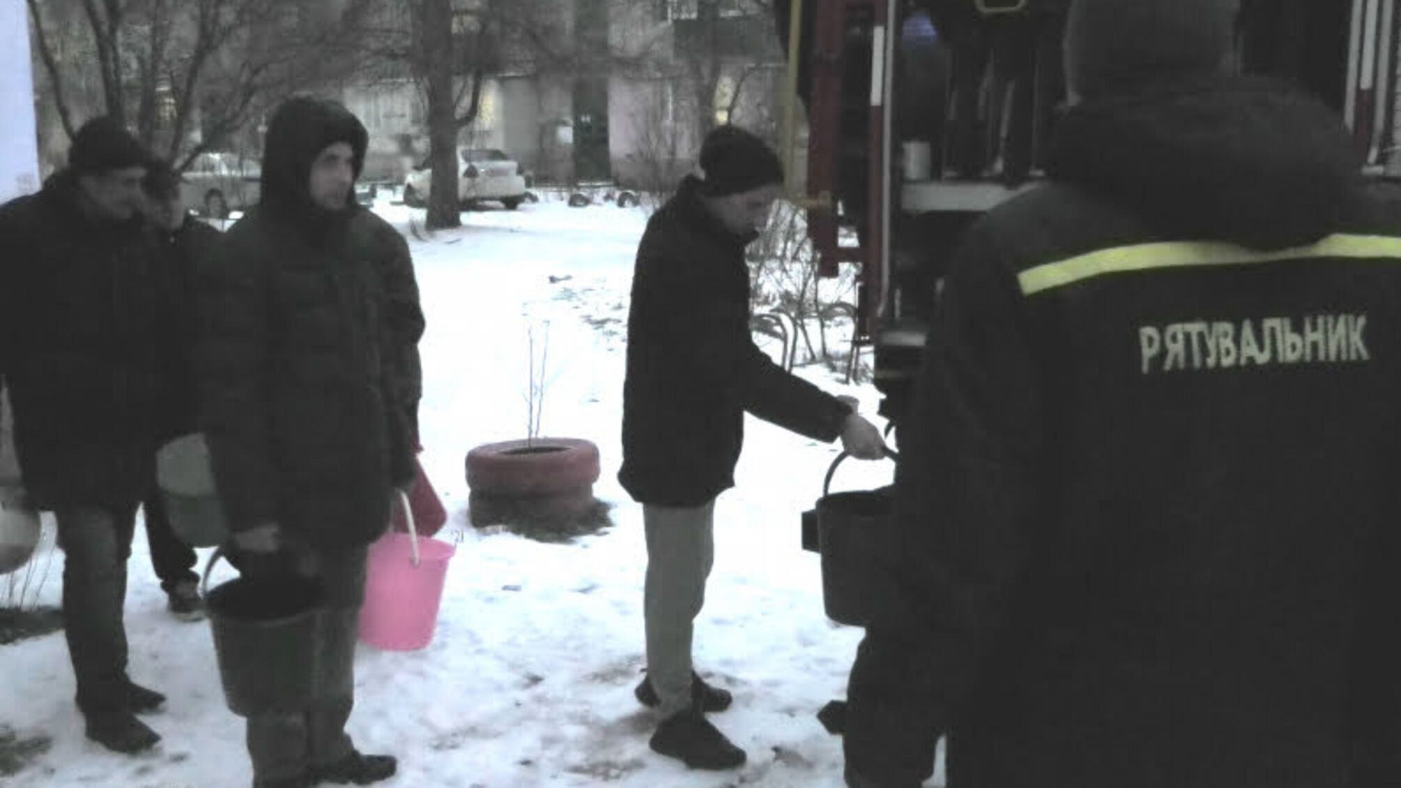 Херсонські рятувальники надають допомогу мешканцям смт Наддніпрянське у підвозі води