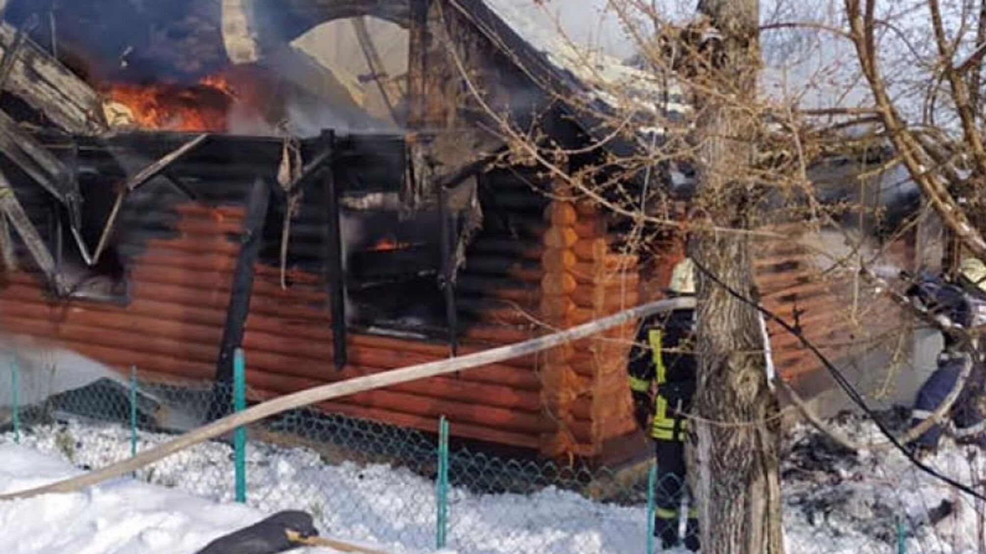 Львівська область: надзвичайники ліквідували пожежу в дерев’яному житловому будинку
