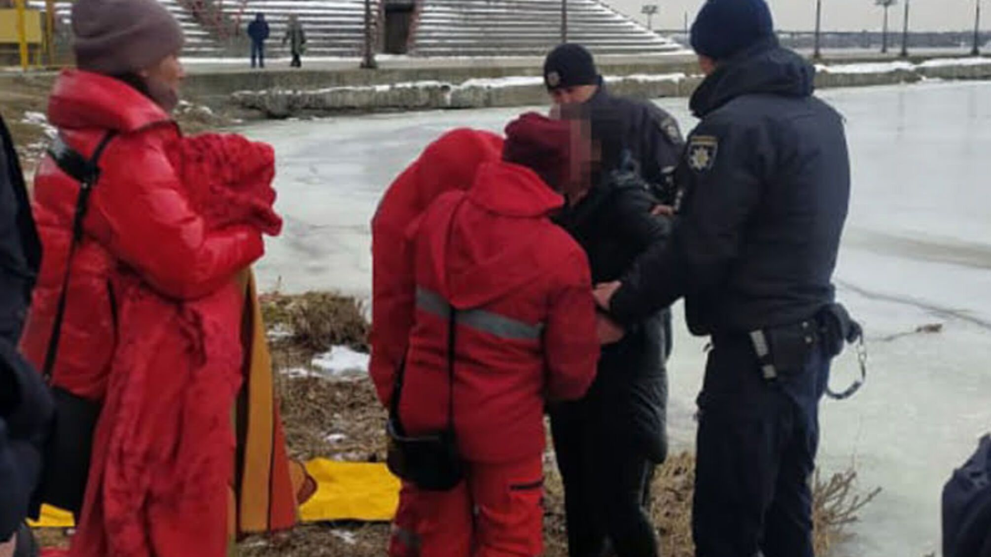 м. Дніпро: надзвичайники врятували жінку, яка провалилась під кригу