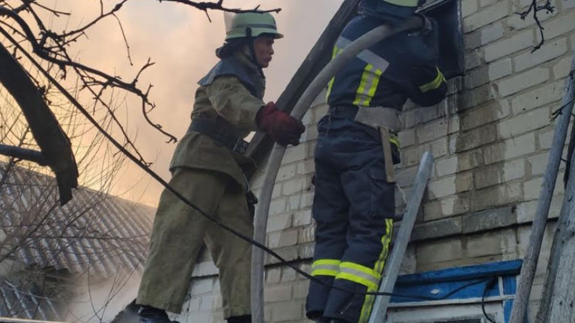 Донеччина: вогнеборці запобігли поширенню полум’я на житловий будинок та 2 господарчі споруди