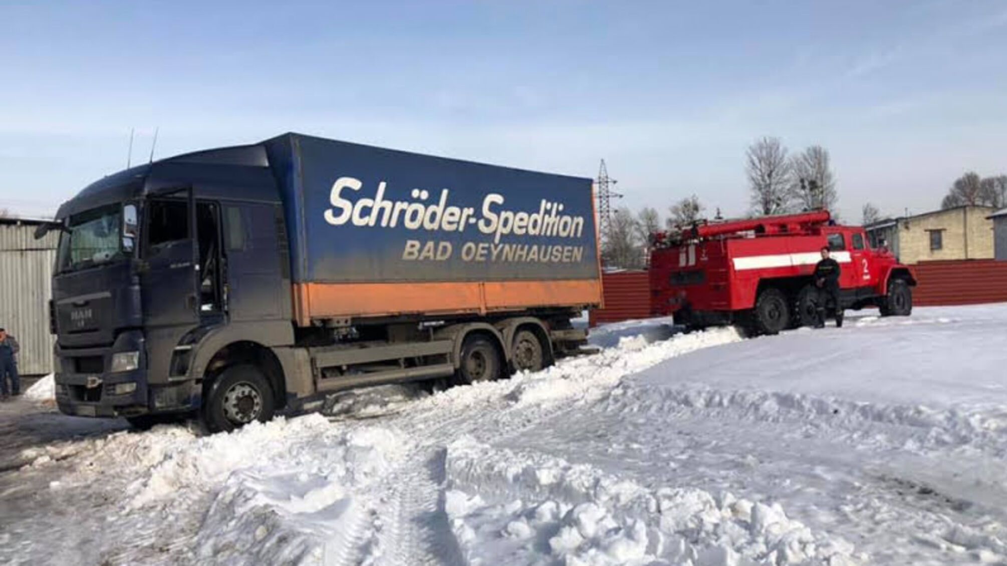 Минулої доби рятувальники Львівщини двічі надавали допомогу водіям вантажівок, які не могли самостійно виїхати