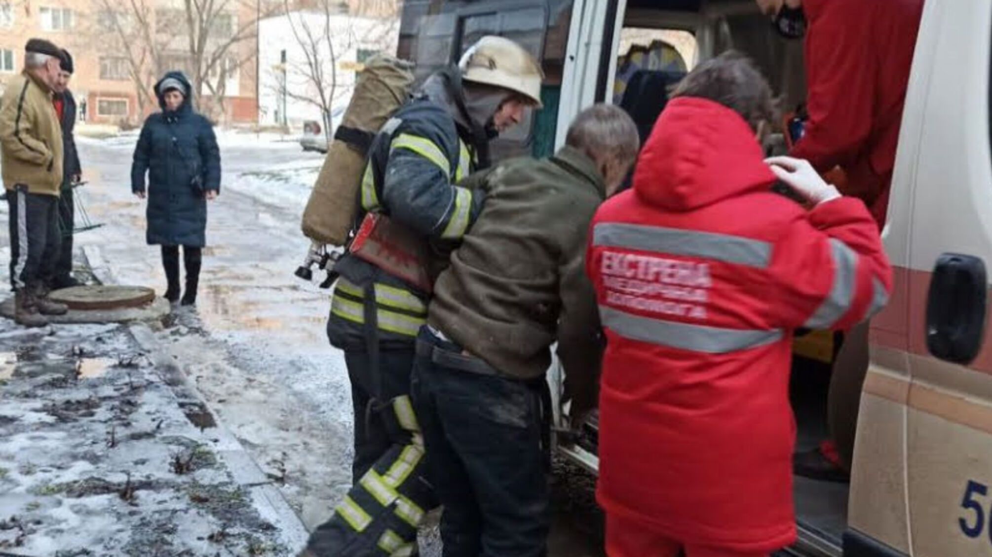 Кіровоградська область: вогнеборці врятували життя громадянину під час гасіння пожежі в підвалі багатоповерхівки