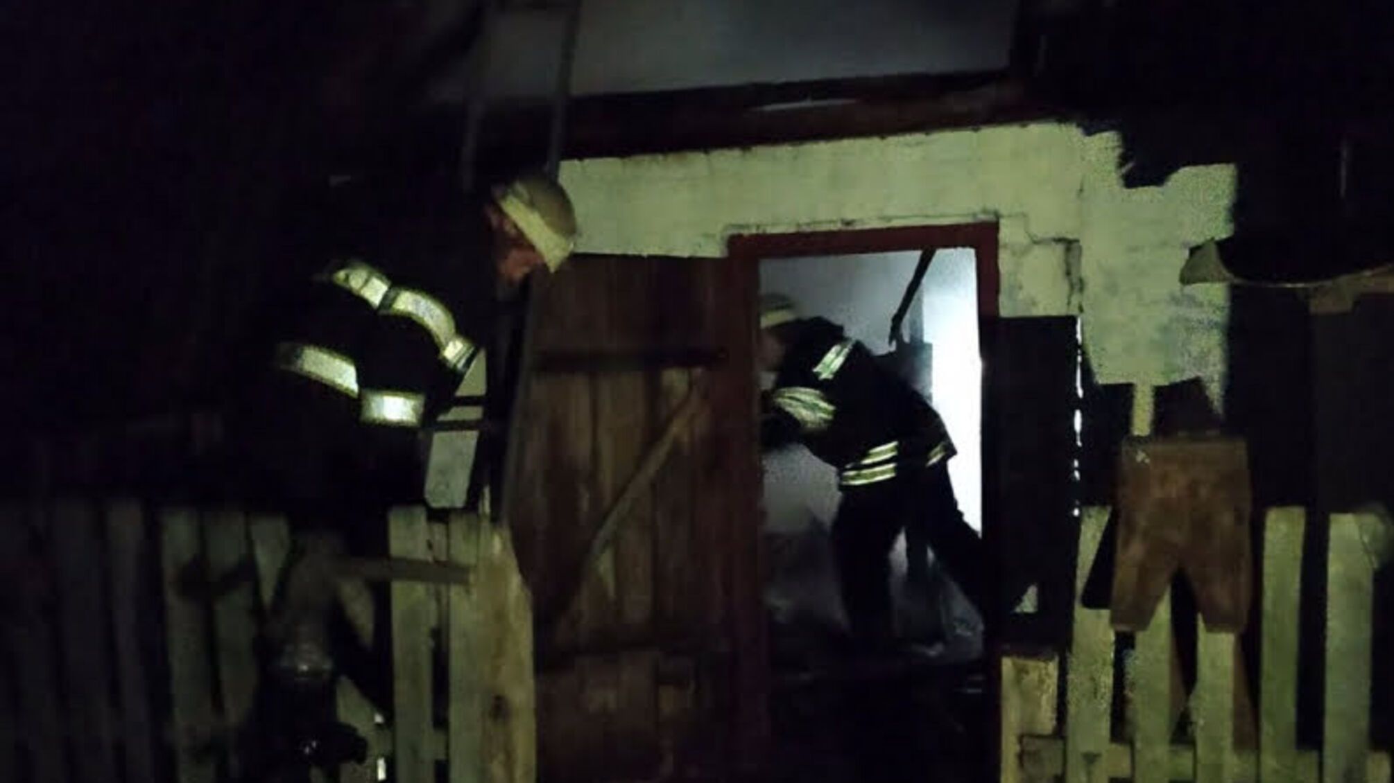 Хмельницька область: вогнеборці ліквідували пожежу допоміжної будівлі, не допустивши перекидання вогню на людську оселю