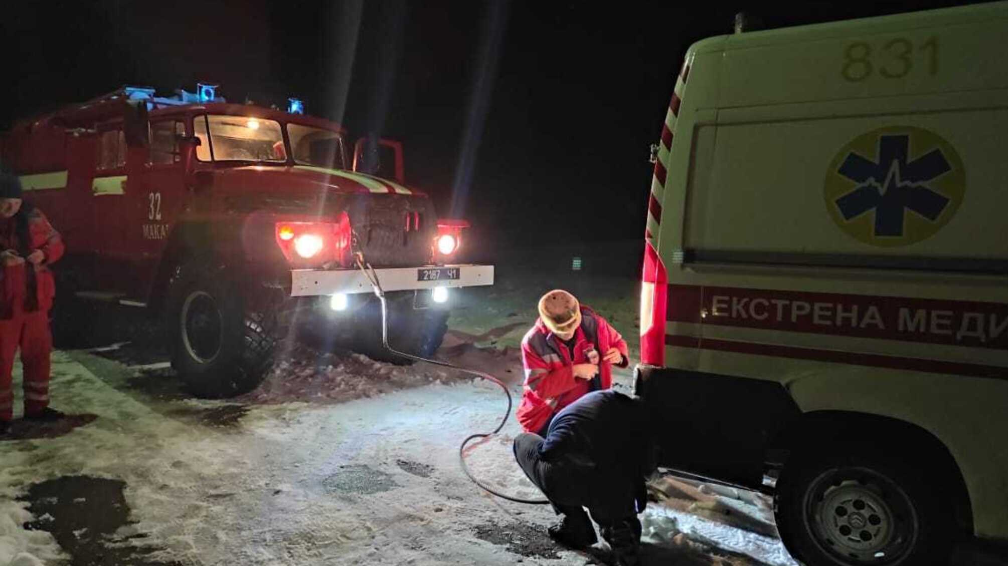 Київська область: рятувальники надали допомогу по вилученню автомобіля швидкої медичної допомоги зі снігу (ВІДЕО)
