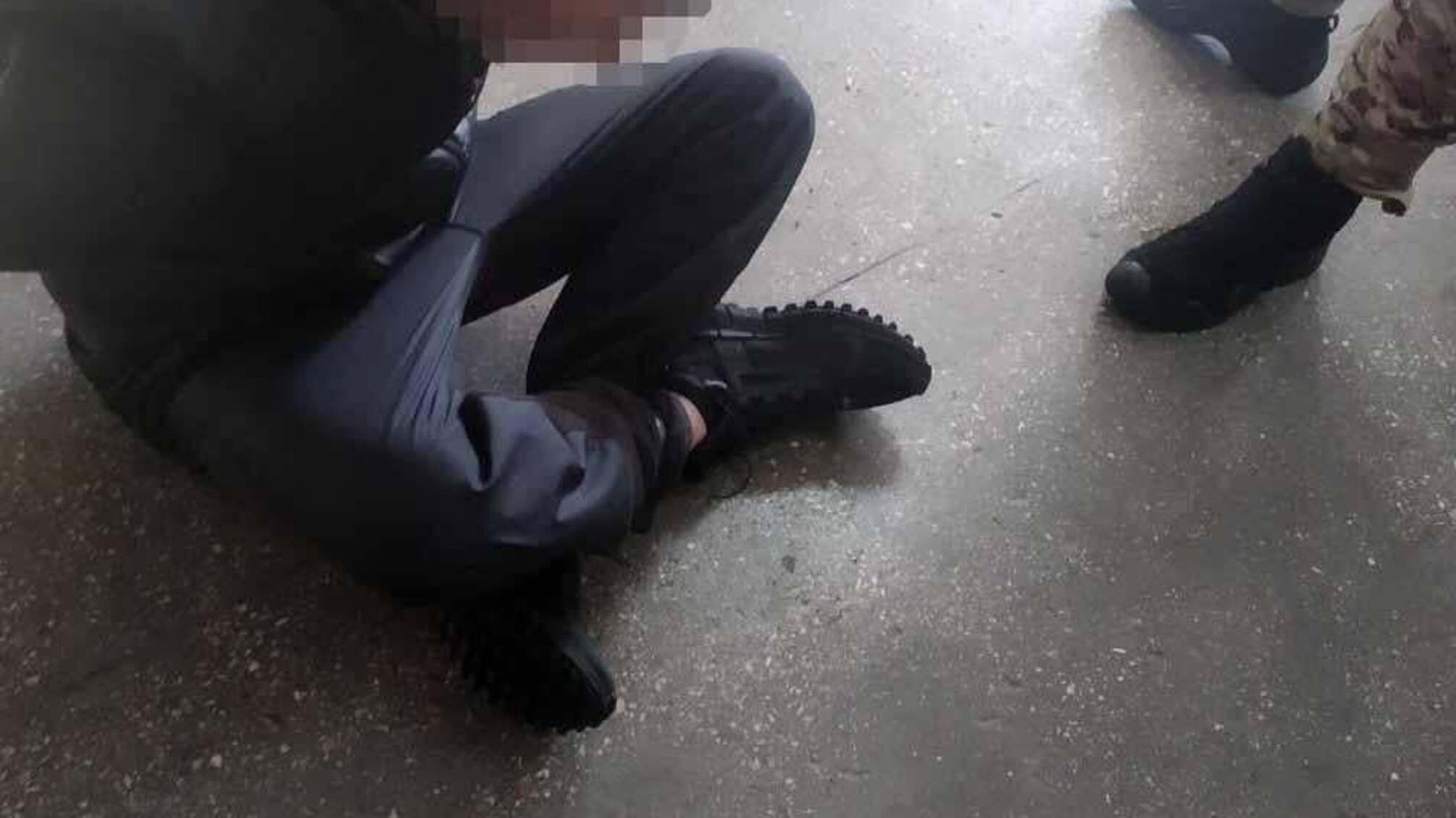 У Вінниці в медичному закладі поліцейські затримали зловмисника, який погрожував лікарям зброєю
