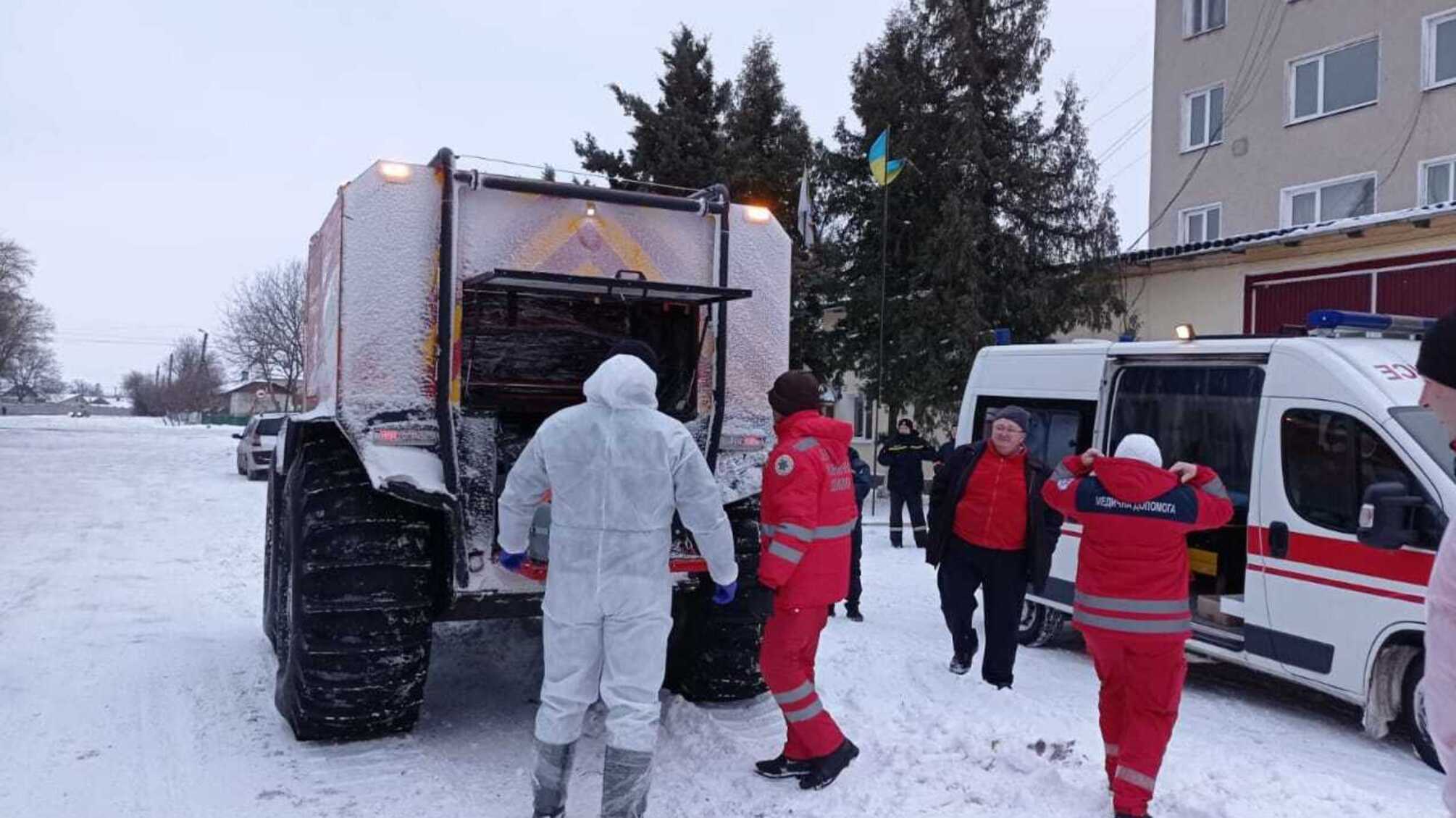 Івано-Франківська область: рятувальники допомагали медикам у транспортуванні хворих до лікувальних закладів та буксируванні автомобілів