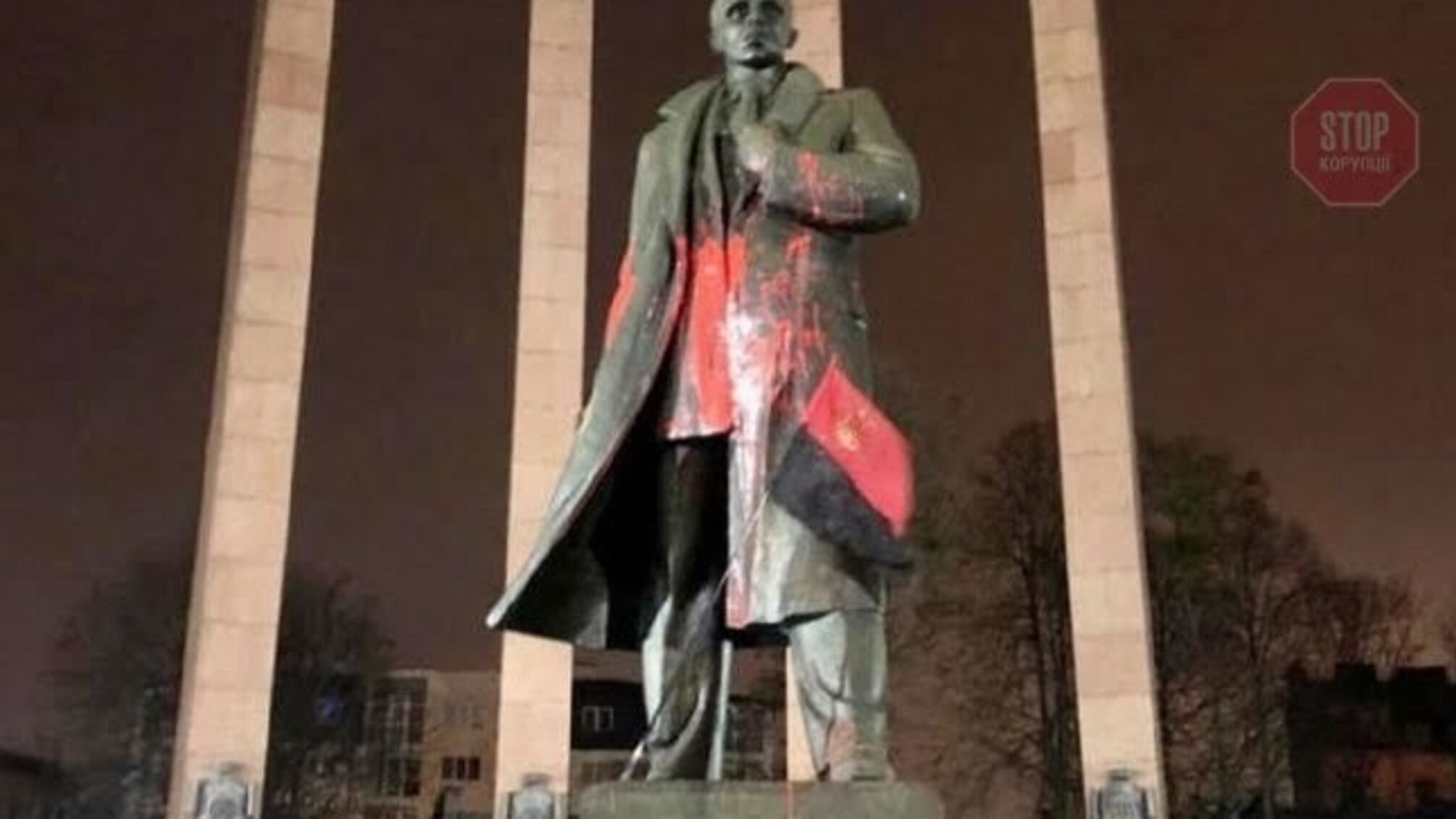 Во Львове неизвестные облили краской памятник Бандере