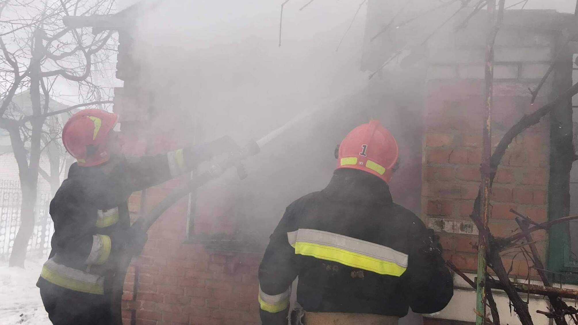Вінницькі рятувальники ліквідували пожежу в приватному будинку