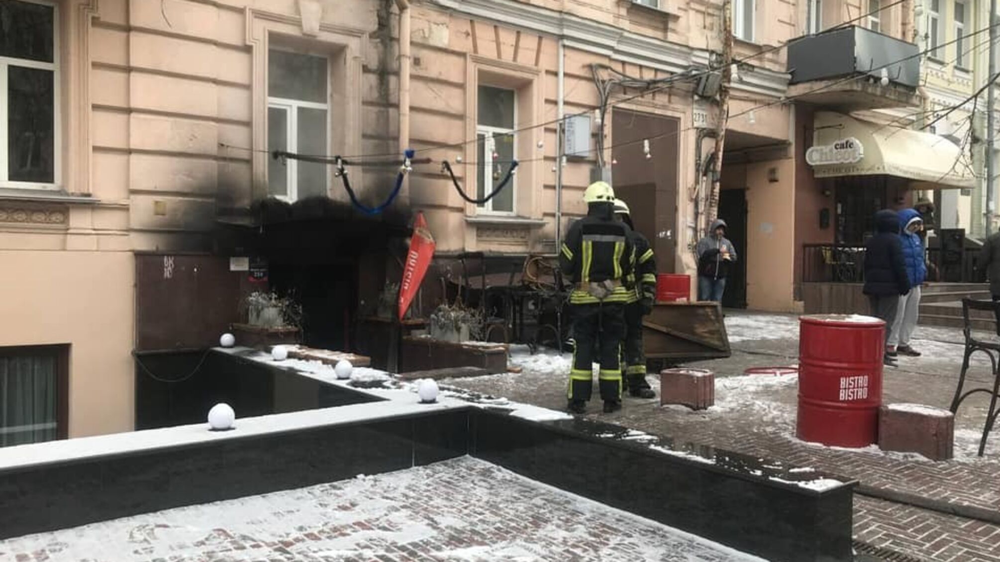 Столичні рятувальники, під час гасіння пожежі в закладі громадського харчування, вивели на безпечну відстань 5 осіб