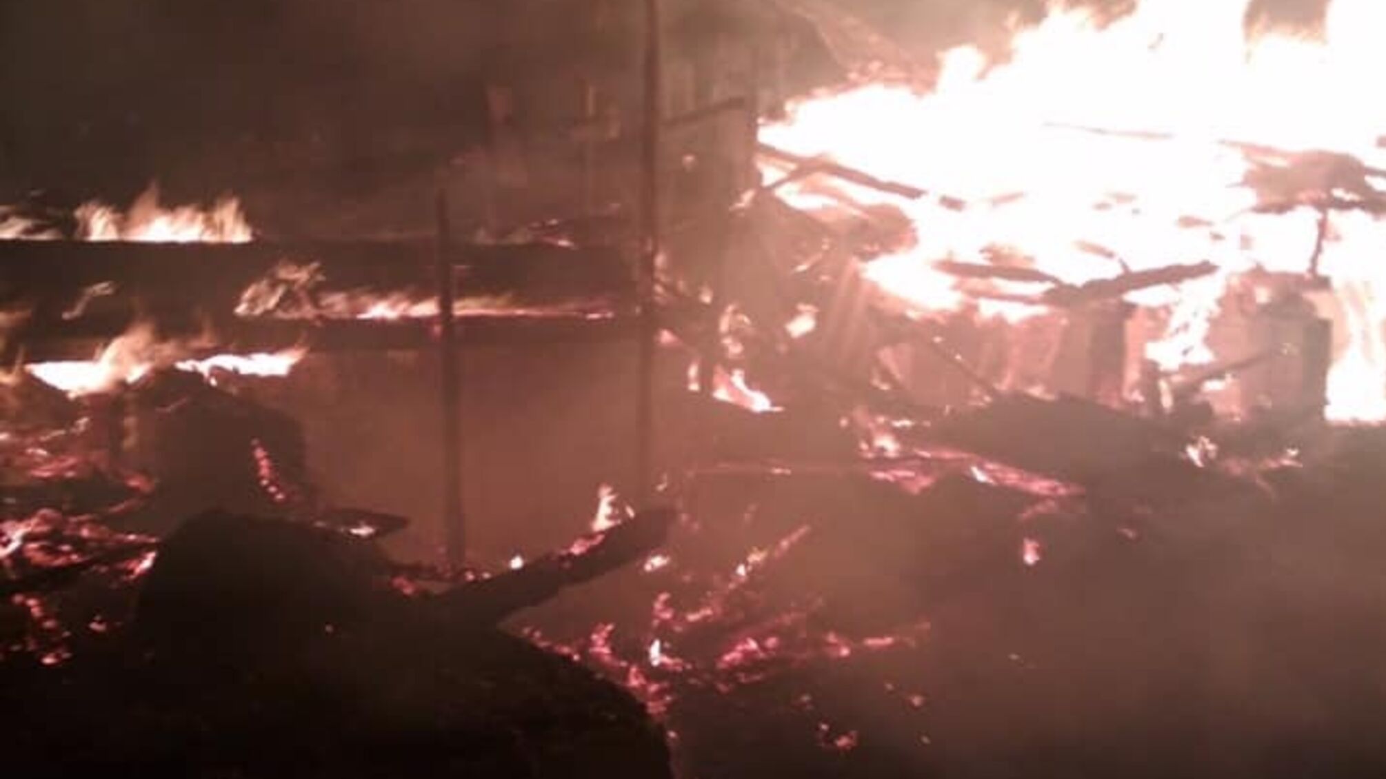 Львівська область: у Самбірському районі вогонь знищив дерев’яну пилораму