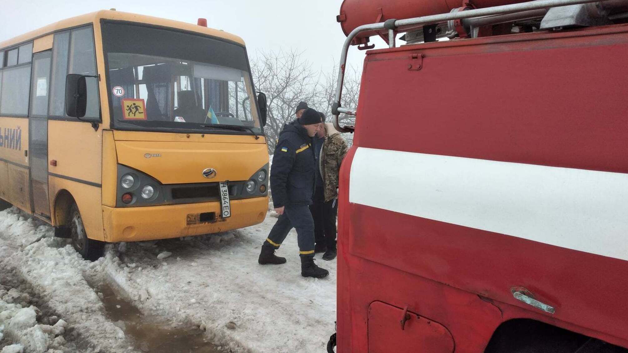 Рятувальники Одещини витягли шкільний автобус із снігового полону