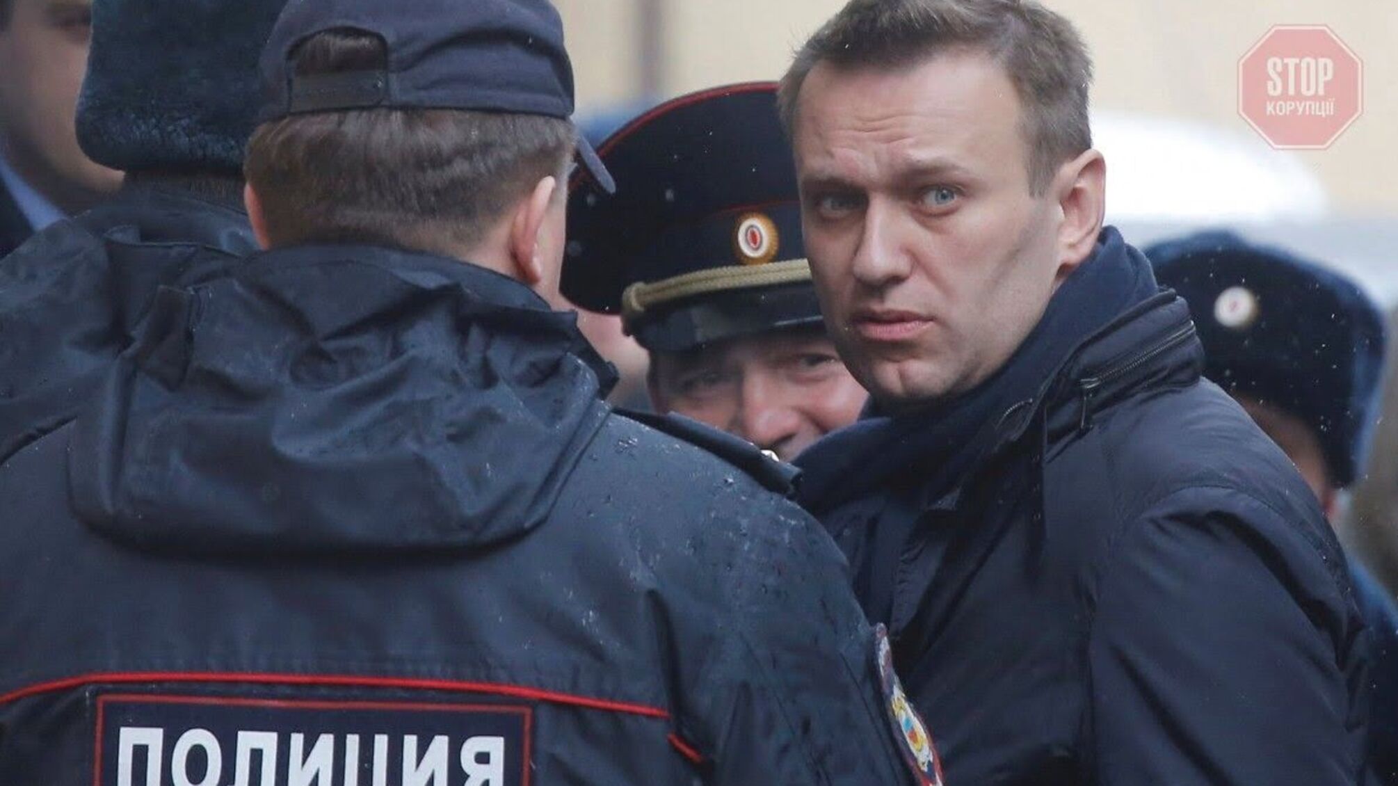 Біля будівлі вже почали затримувати людей: у Москві розпочався суд над опозиціонером Навальним (відео)