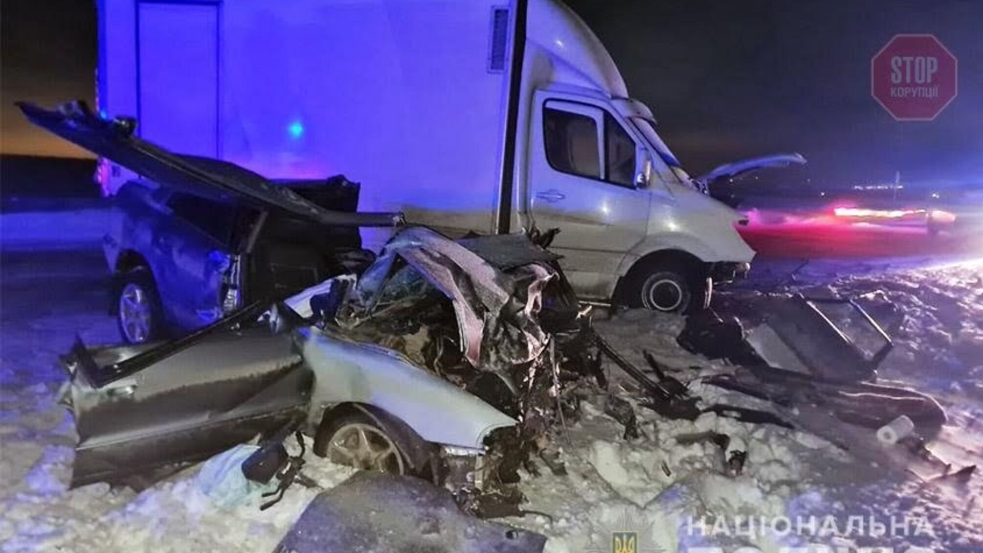 На Хмельниччині мікроавтобус влетів у легковик, є загиблі (фото)