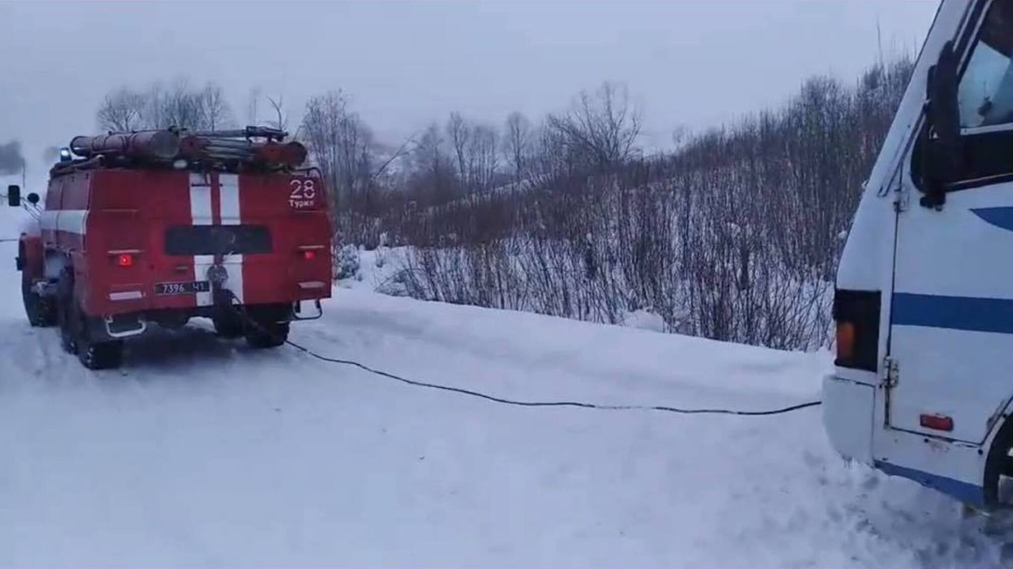 Львівська область: за минулу добу із снігового полону рятувальники звільнили 3 автомобілі, у яких перебувало 20 осіб