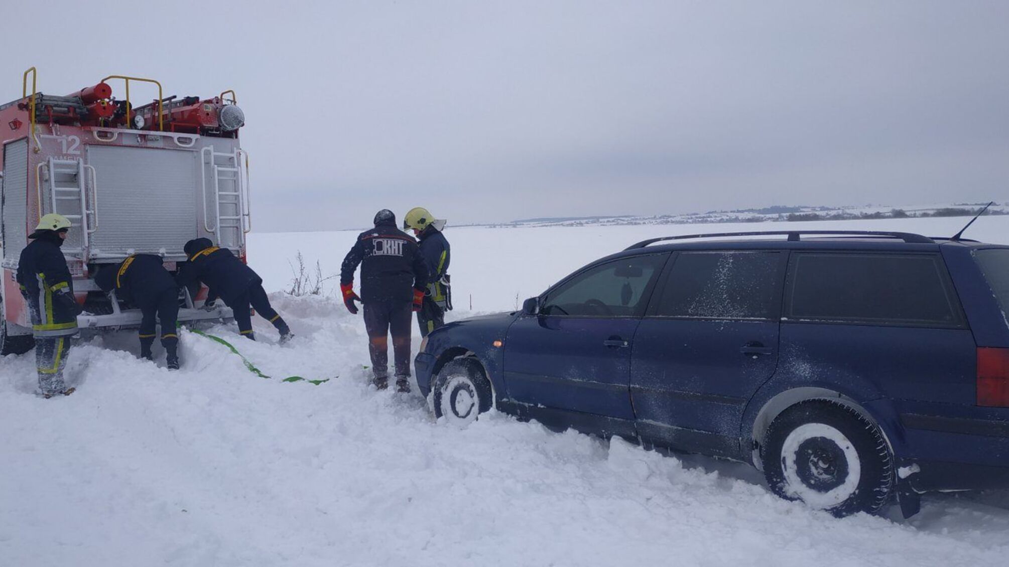 Львівська область: із снігового полону рятувальники звільнили 14 автомобілів, у яких перебувало 34 особи, з них 2 дитини