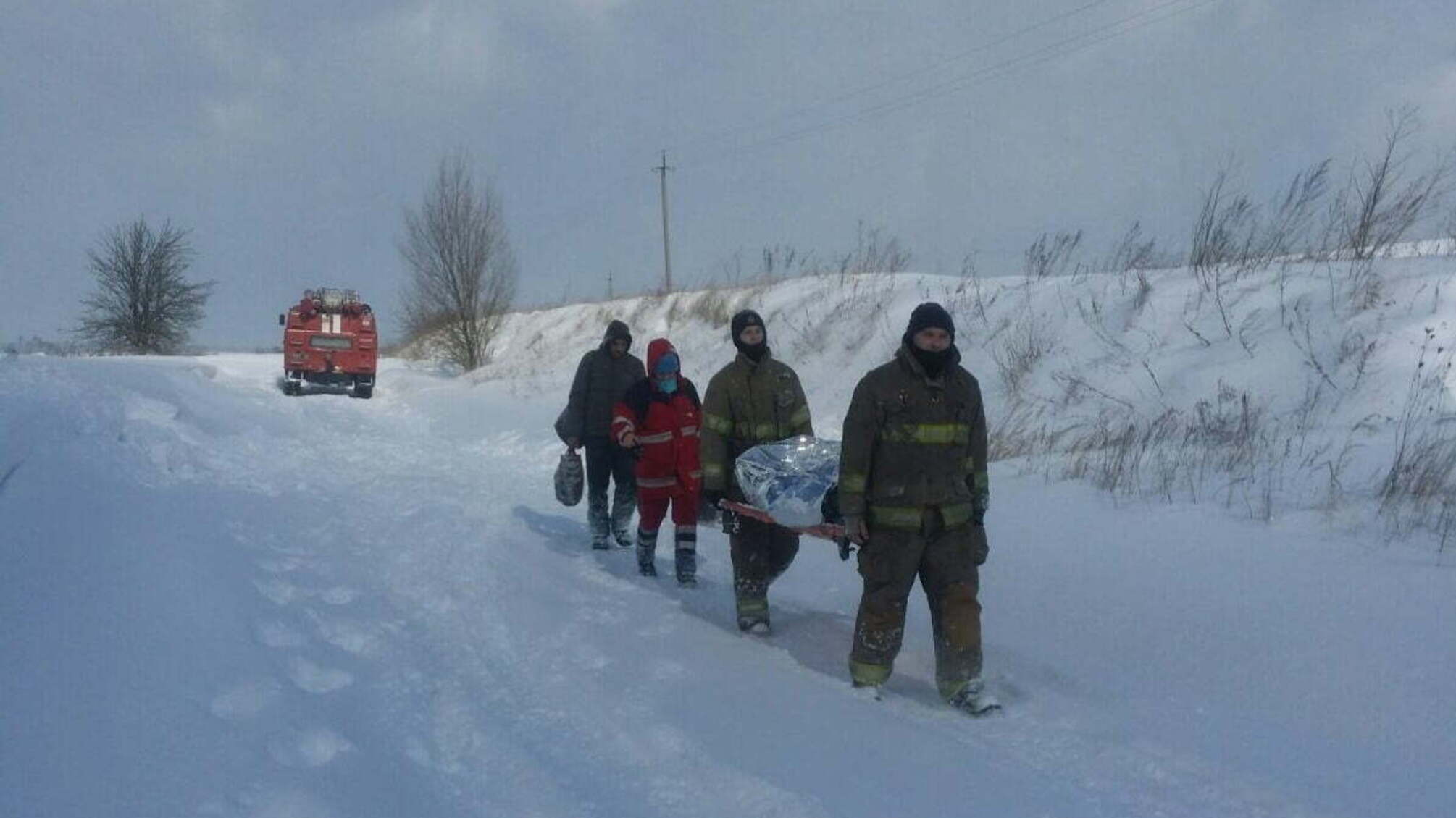 Львівська область: щоб врятувати життя жінці, надзвичайникам довелось 1,5 км нести хвору на ношах засніженою дорогою