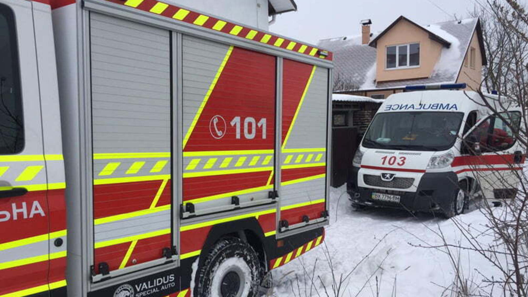 Хмельницька область: рятувальники витягнули зі снігу карету швидкої, в якій знаходився чоловік, що потребував невідкладної допомоги