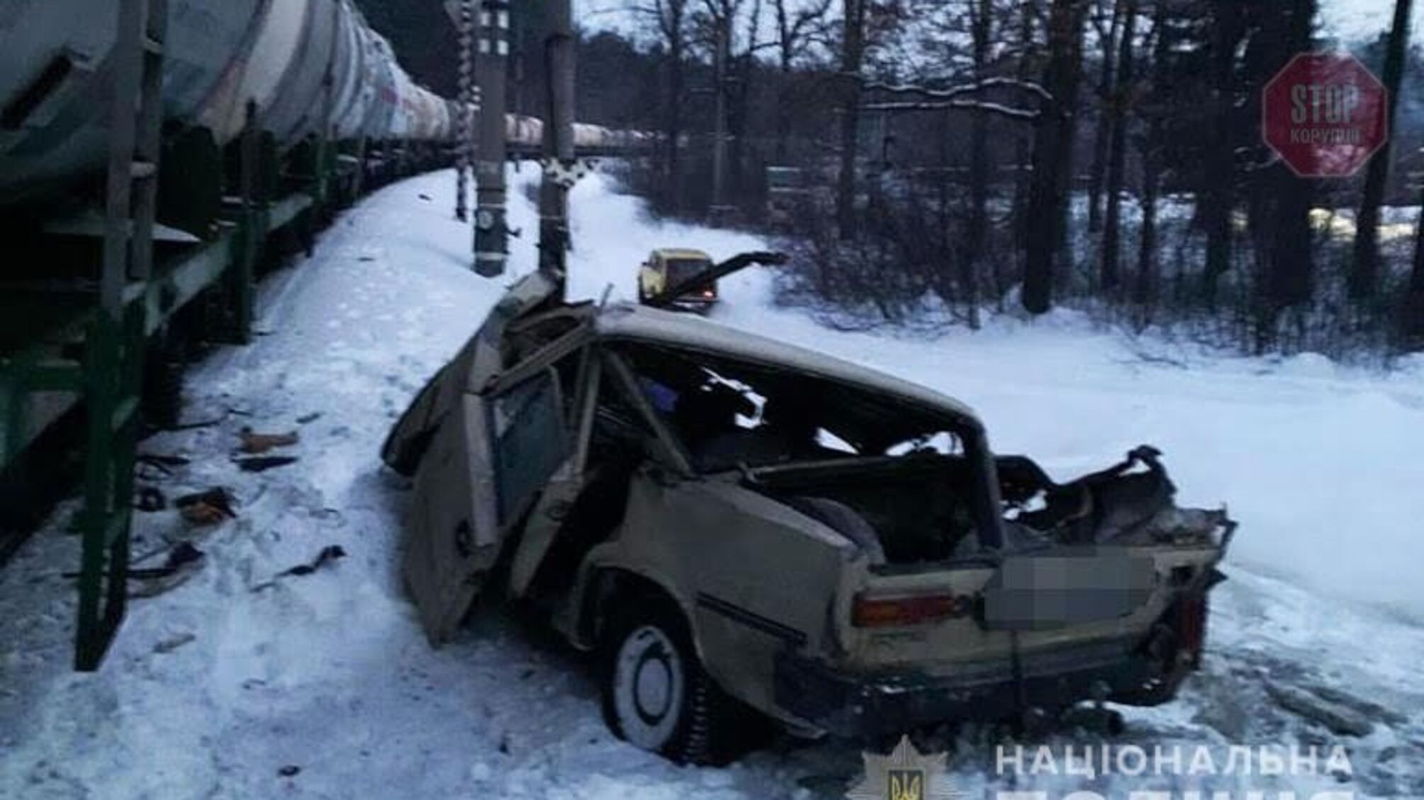 У столиці автівка потрапила під товарний потяг, є загиблі (фото)