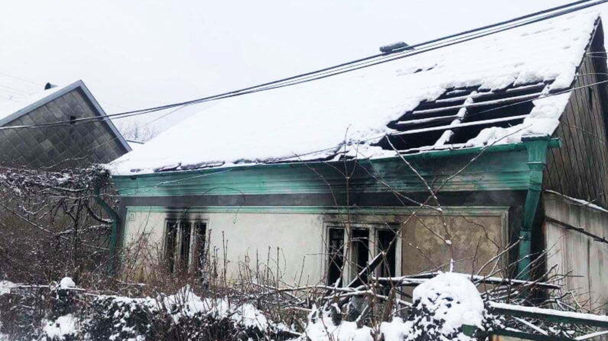 На Закарпатті під час ліквідації пожежі у приватному будинку бійці ДСНС врятували власницю