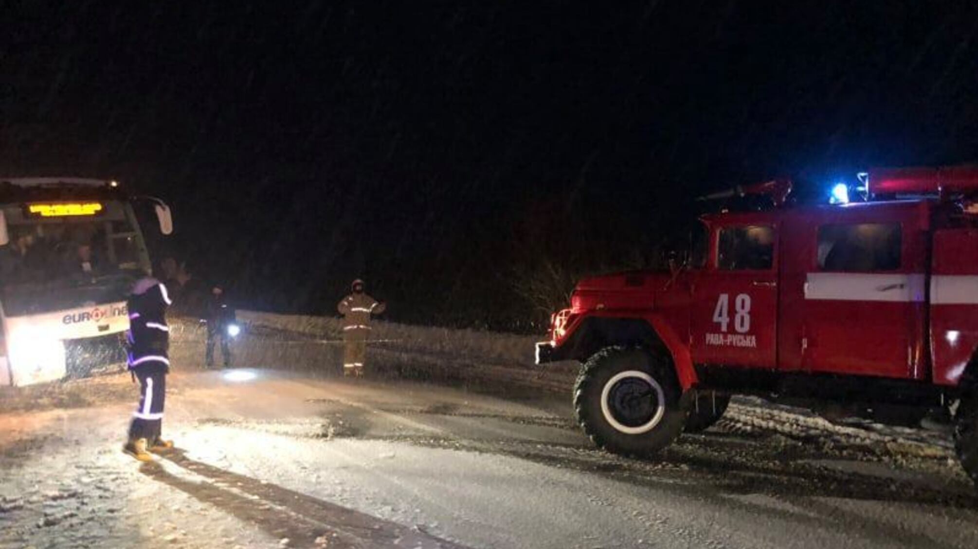 Львівська область: надзвичайники відбуксирували пасажирський автобус, в якому перебувало 18 людей