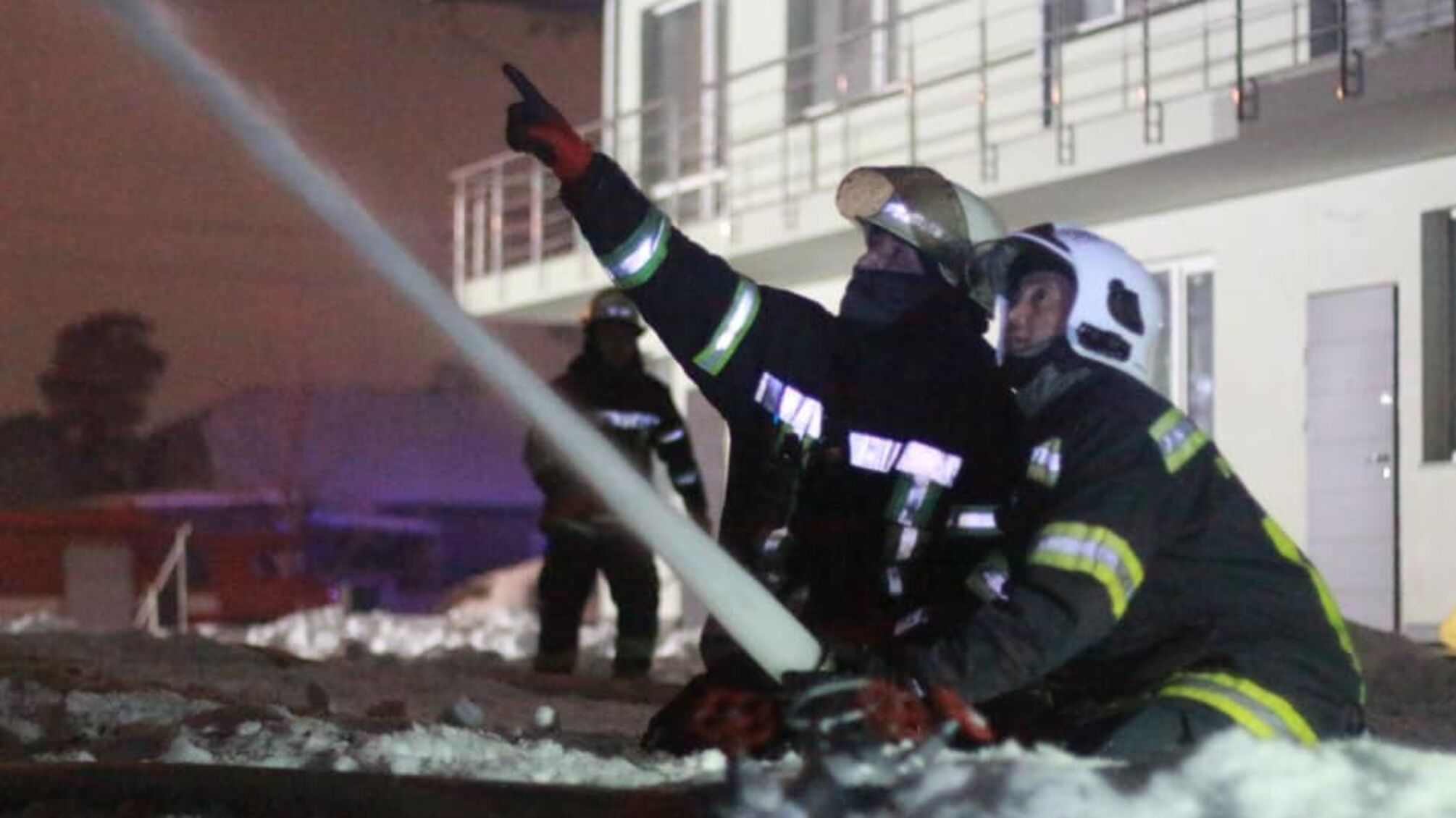 Столичні рятувальники ліквідували пожежу в 3-поверховому будинку