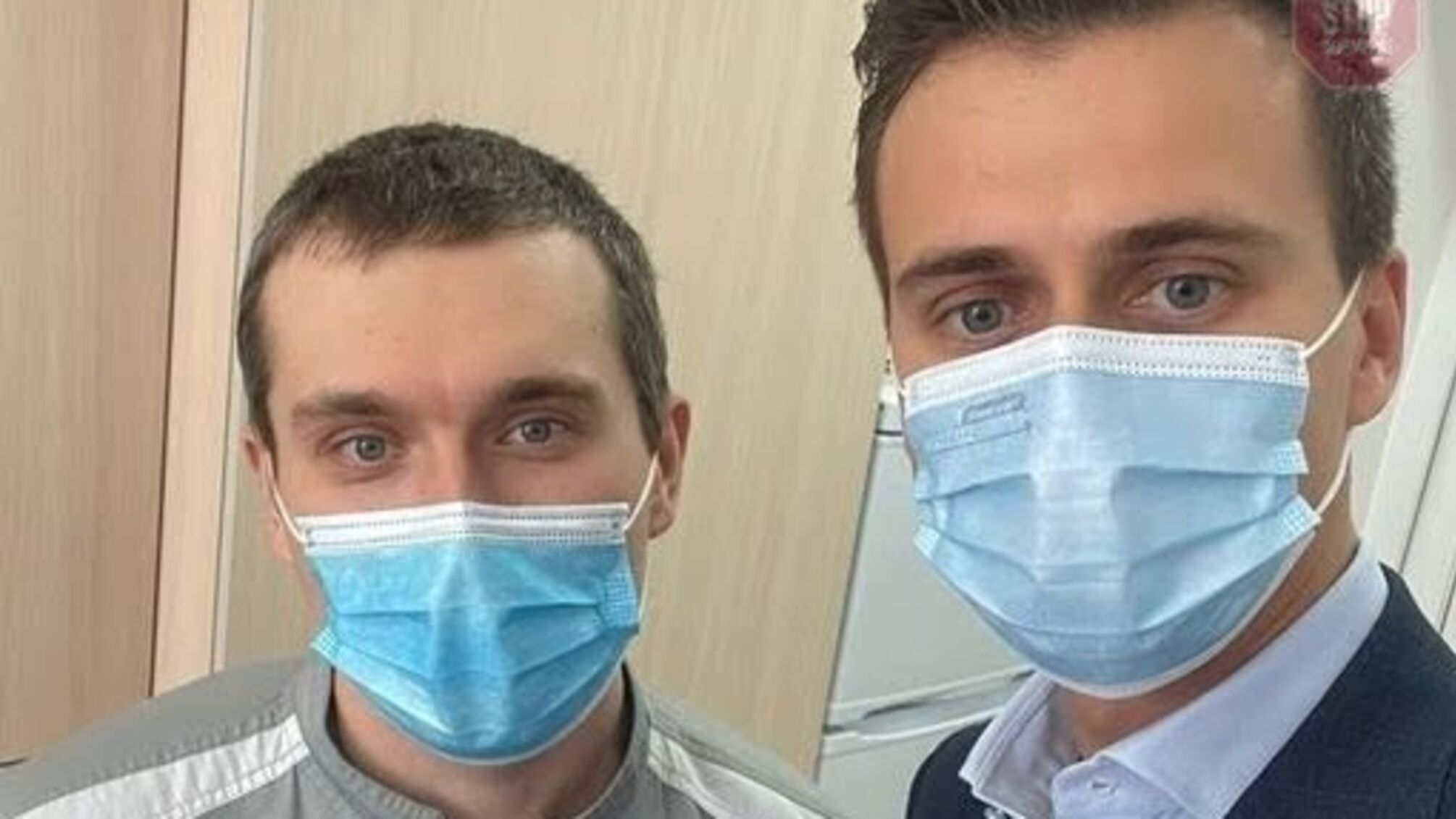 В Украине началась COVID-вакцинация: врач в Черкасской области получил первую прививку (фото)