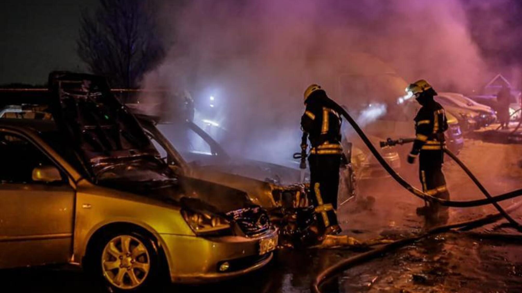 м. Київ: вогнеборці ліквідовували пожежу в 4 автомобілях