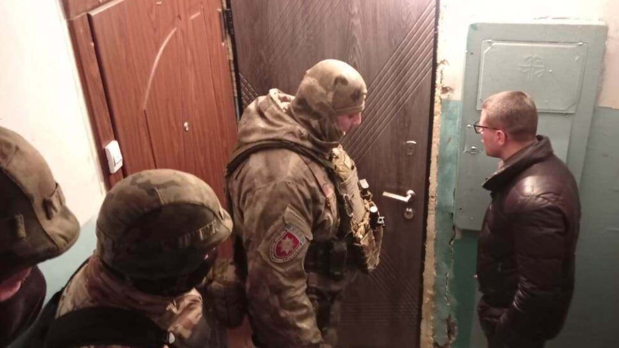 Поліцейські затримали раніше судимого зловмисника, який погрожував підірвати гранати в квартирі житлового будинку