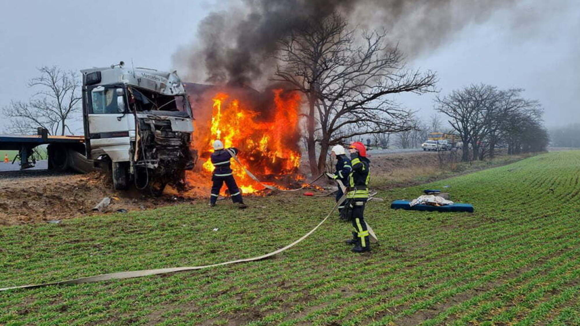 Миколаївська область: рятувальники ліквідували пожежу вантажівки, яка зайнялась внаслідок дорожньо-транспортної пригоди