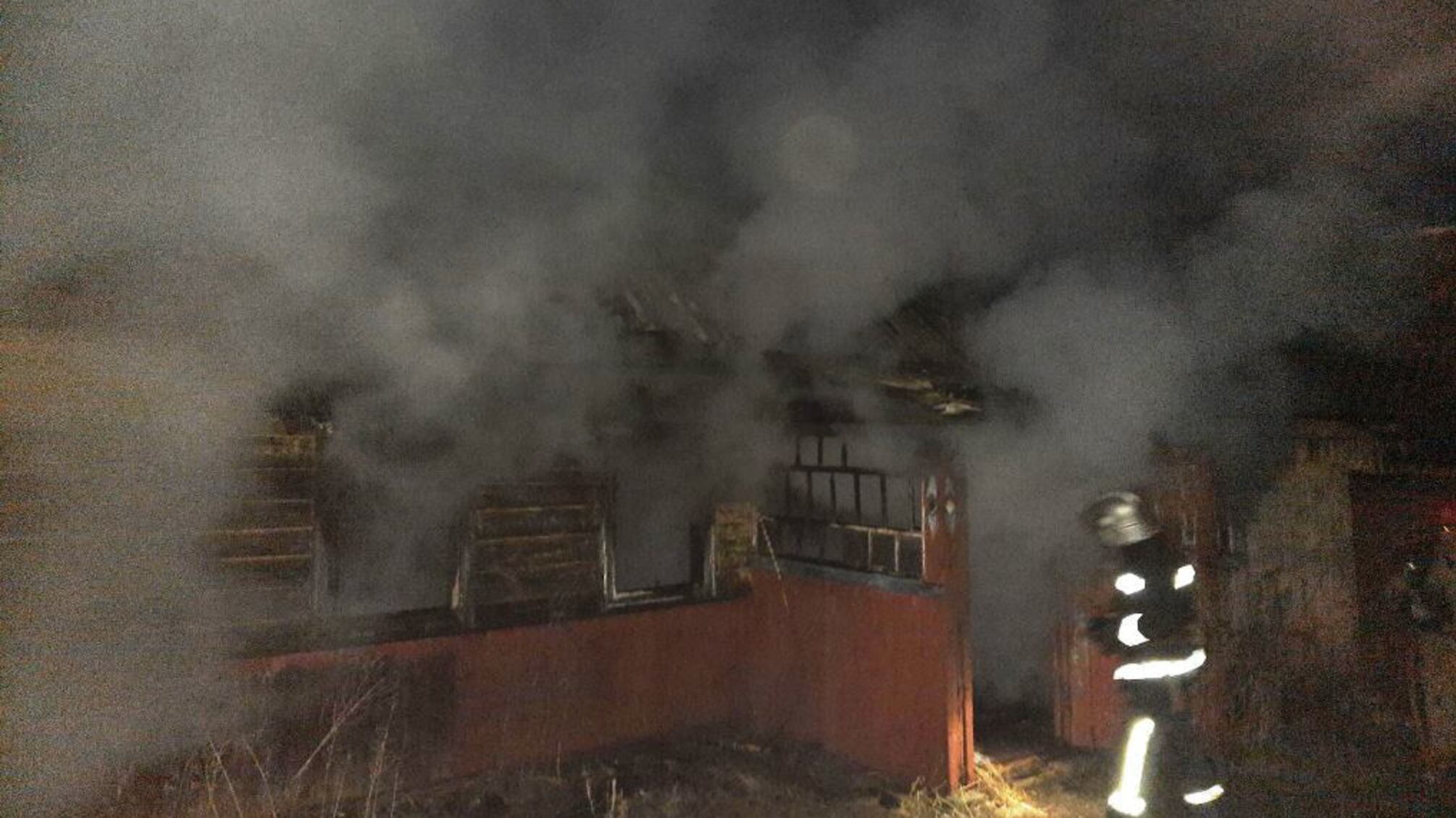Житомирська область: рятувальники ліквідували пожежу в приватній оселі, що була захаращена сміттям