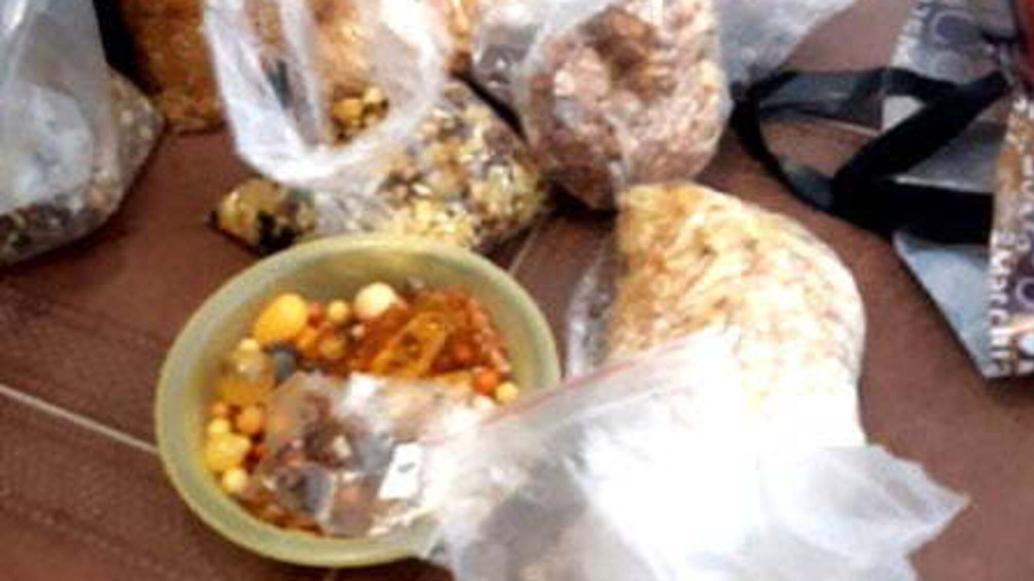 На Рівненщині вилучили понад 30 кілограмів бурштину