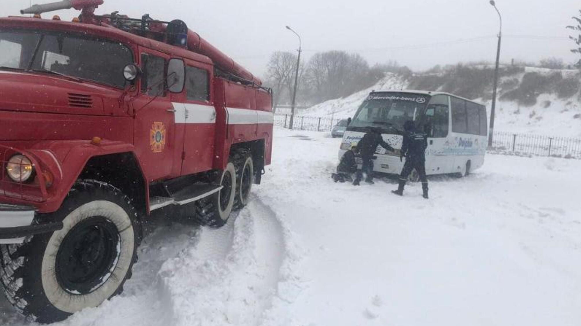 Волинська область: тривають аварійно-рятувальні роботи на автошляхах області