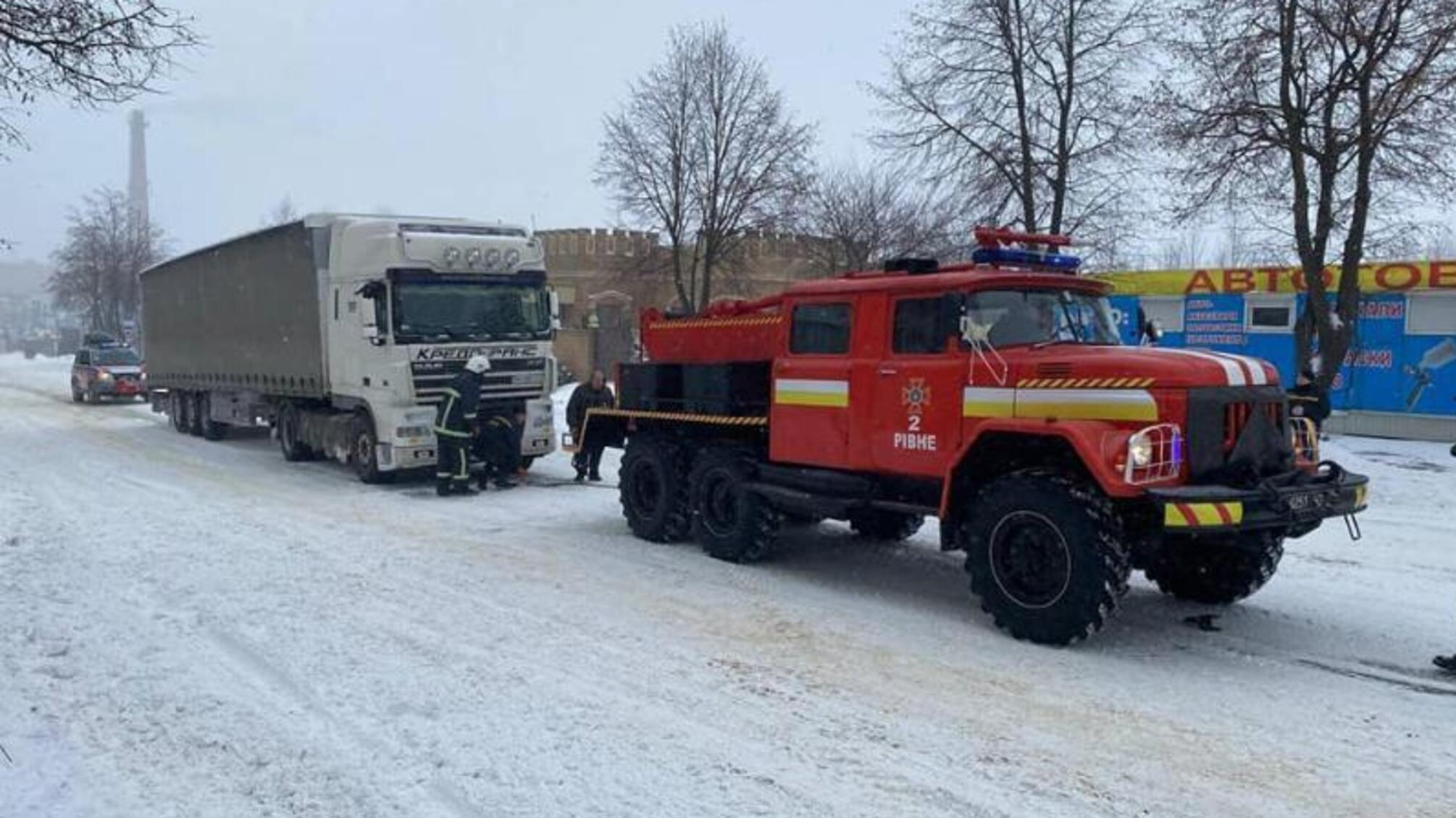 В Рівному рятувальники оперативно розблокували від затору одну з найбільших вулиць обласного центру!
