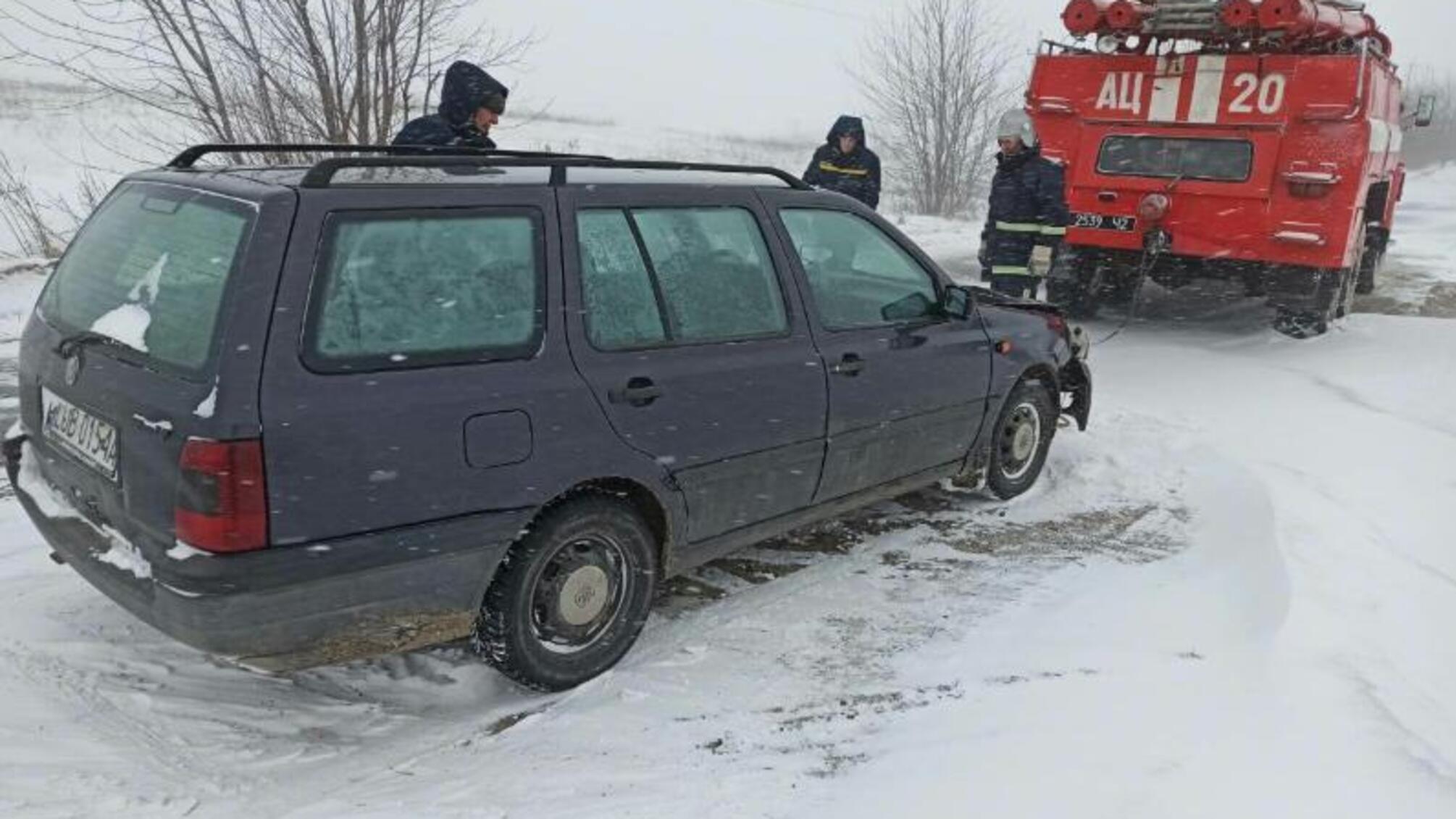 Волинська область: рятувальники продовжують надавати допомогу водіям та пасажирам транспортних засобів, що потрапили у снігові замети на дорогах