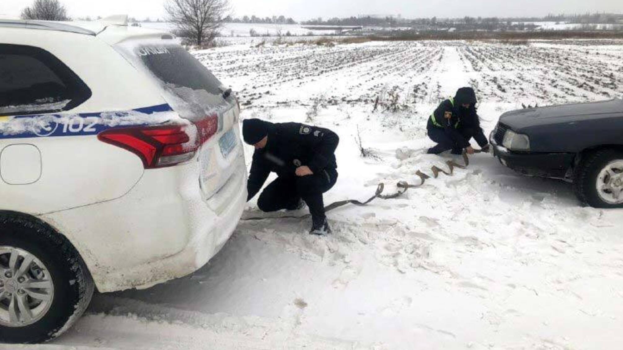 На Рівненщині поліцейські надають допомогу людям, яких у дорозі застала негода