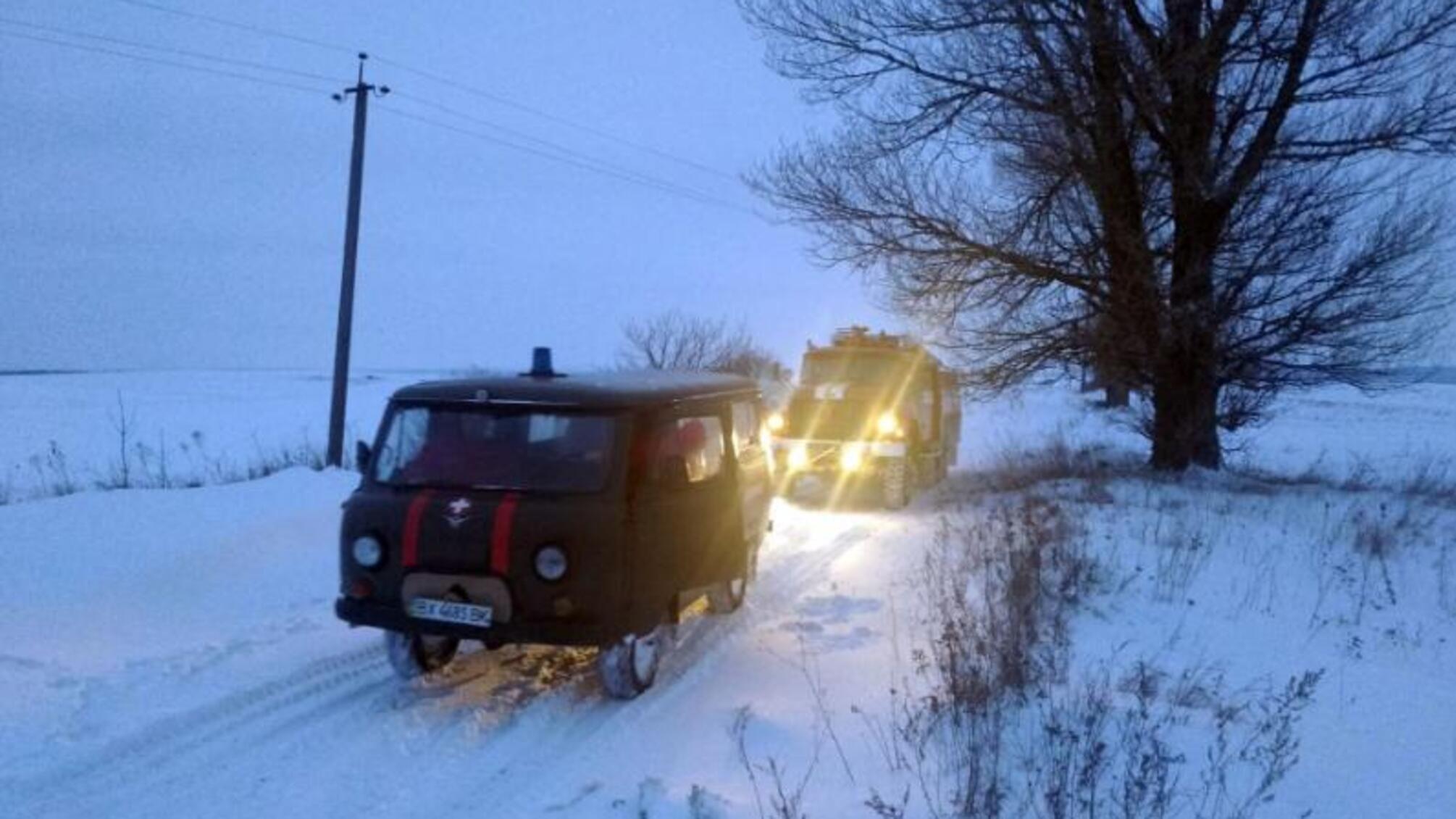 Хмельницька область: надзвичайники вивільнили зі снігової пастки карету швидкої, яка їхала рятувати малюка