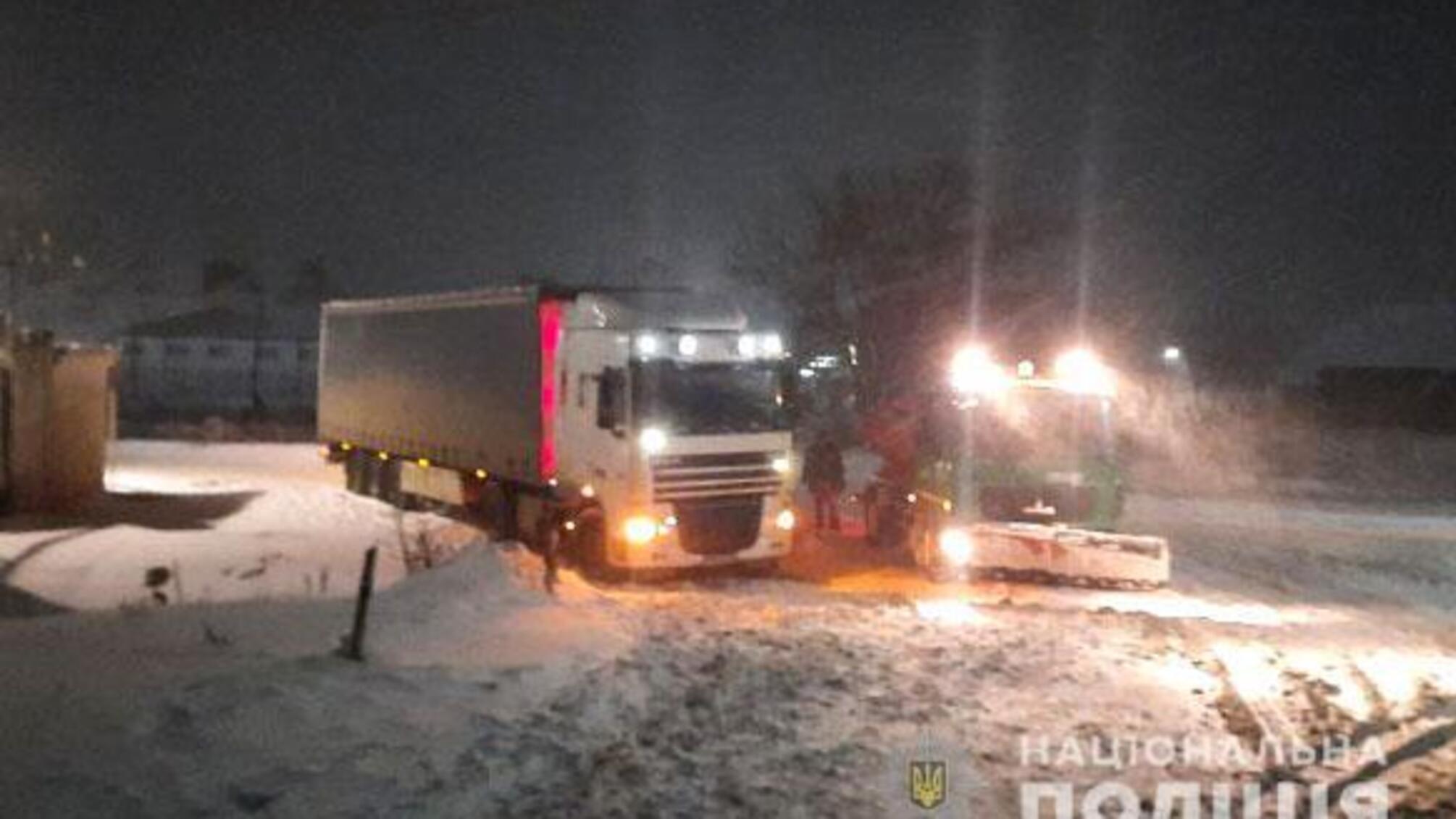 Поліцейські Рівненщини продовжують надавати допомогу водіям під час негоди