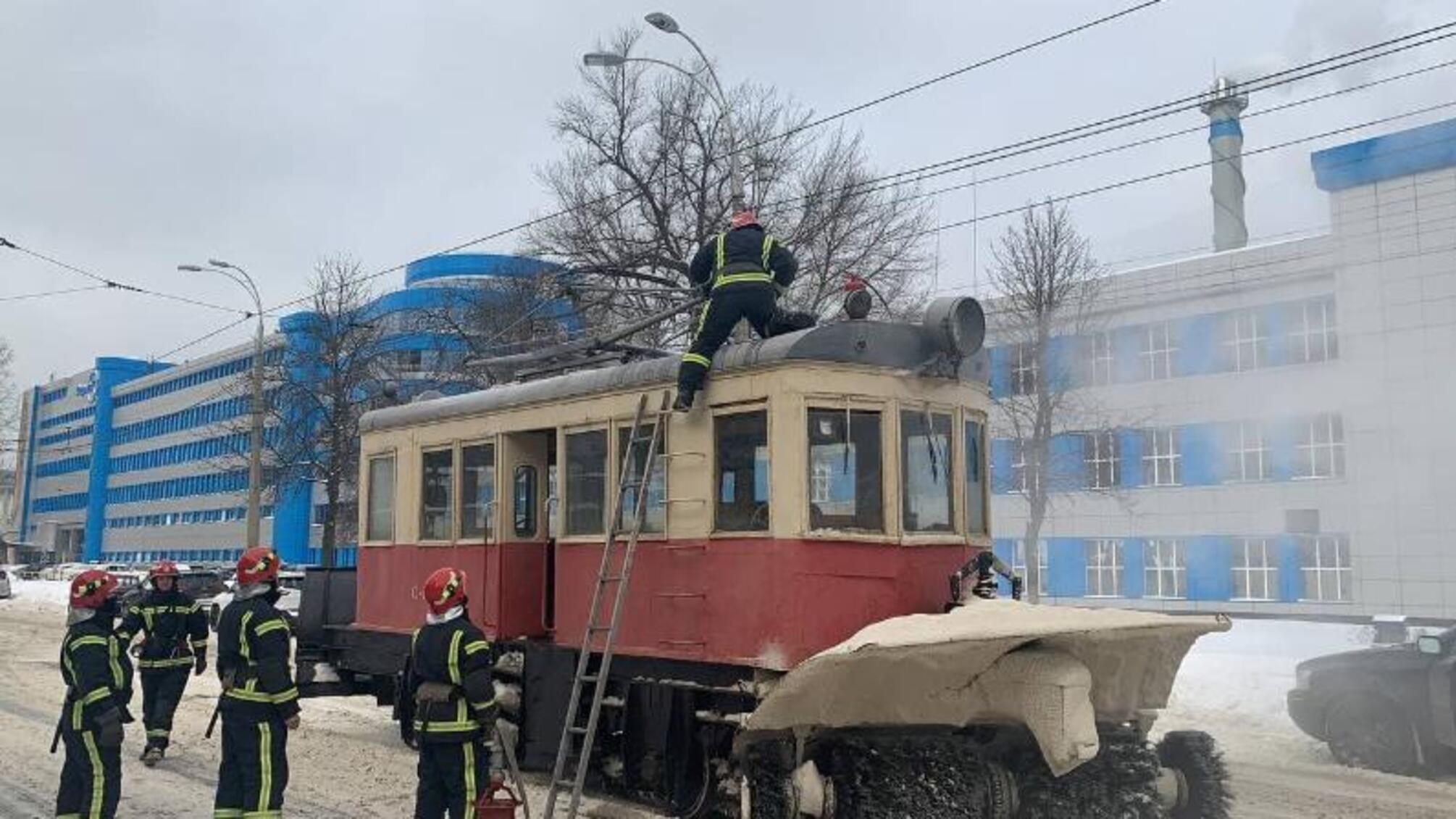 м. Київ: вогнеборці ліквідували загоряння трамваю