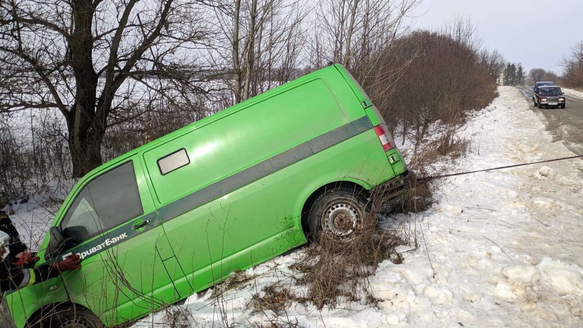 Хмельницька область: рятувальники витягнули з кювету автомобіль