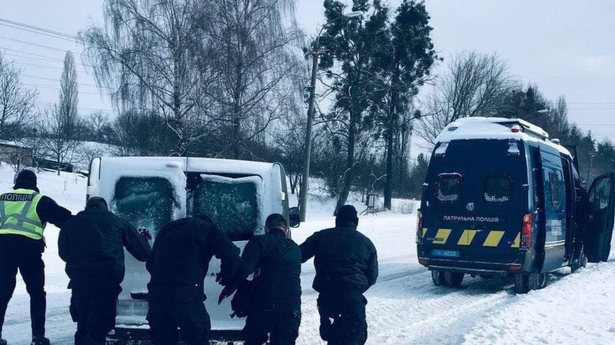Рівненські патрульні цілодобово допомагають громадянам, які стали заручниками негоди
