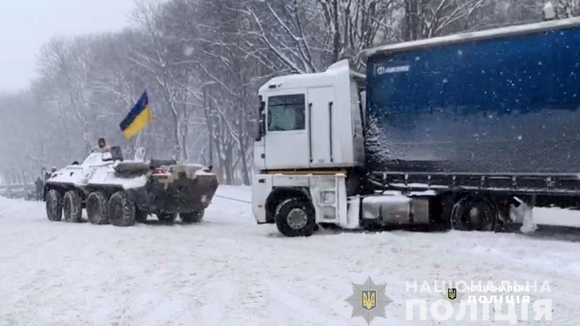 На Рівненщині для допомоги водіям долати наслідки негоди поліцейські залучили бронетранспортер
