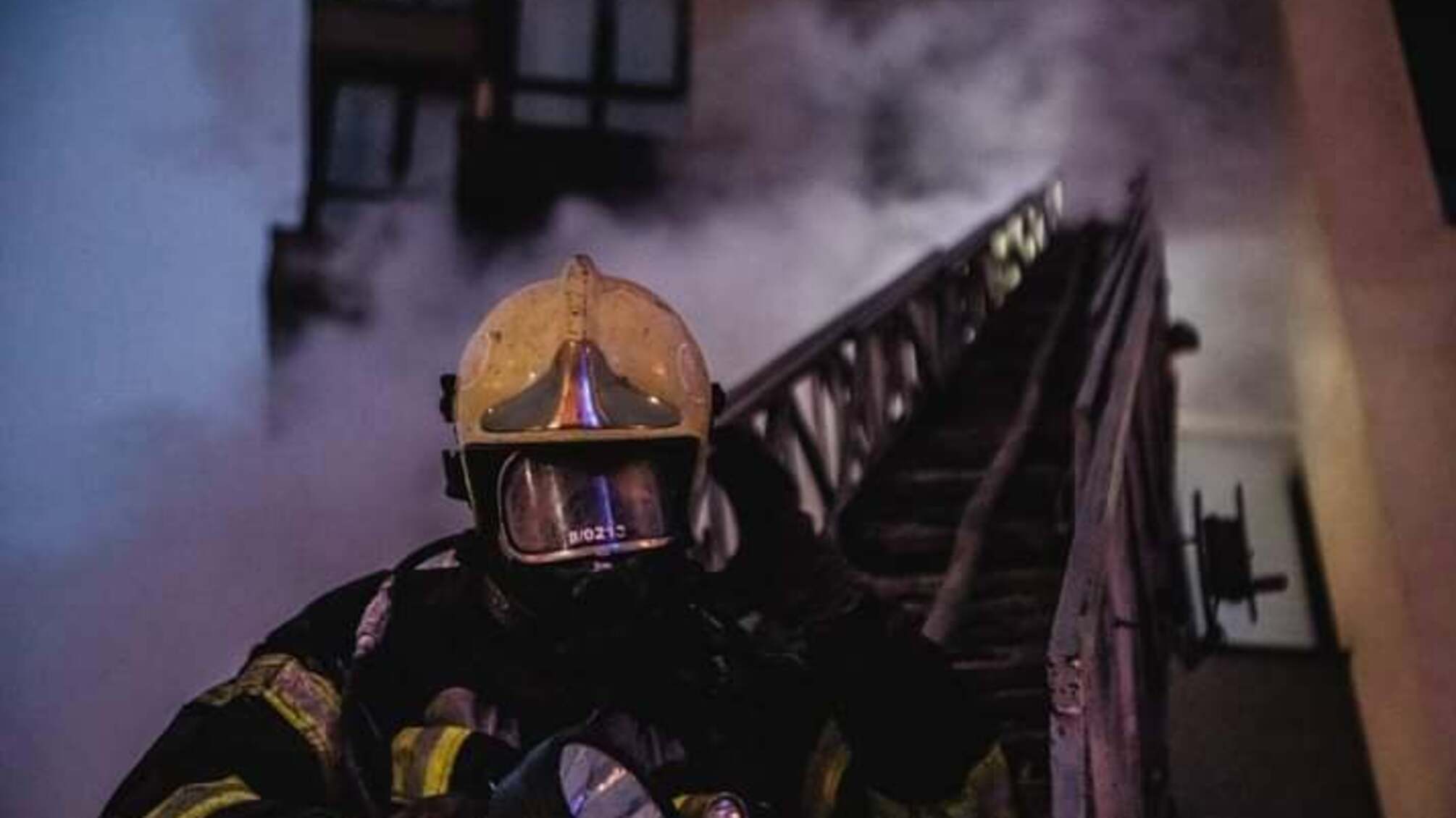 У Києві рятувальниками під час ліквідації пожежі в квартирі виведено 16 людей, з них 5 дітей