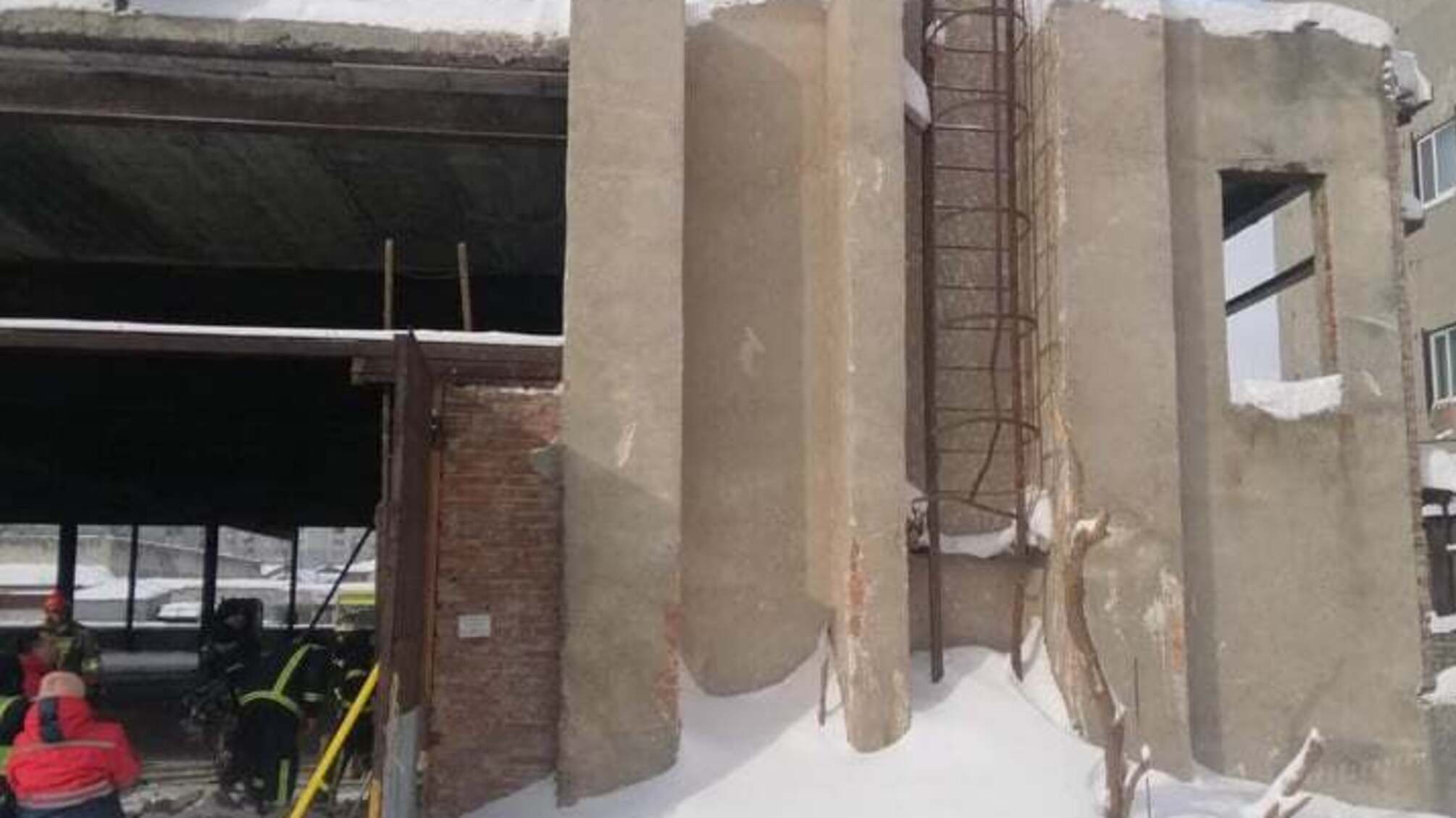 Львівська область: рятувальники ліквідовують наслідки обвалу