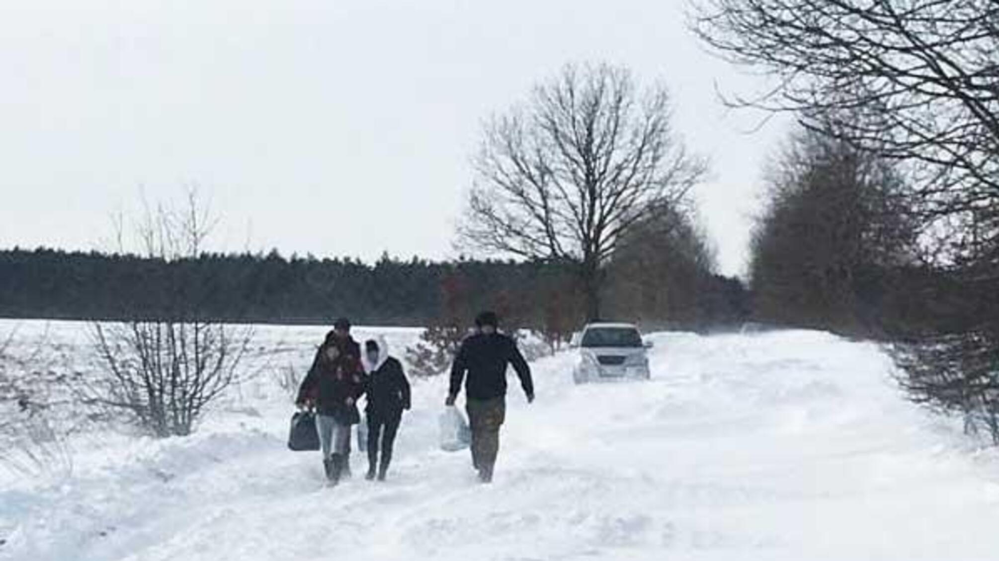 Поліцейські Рівненщини — завжди напоготові у допомозі людям, які потрапили в пастку негоди