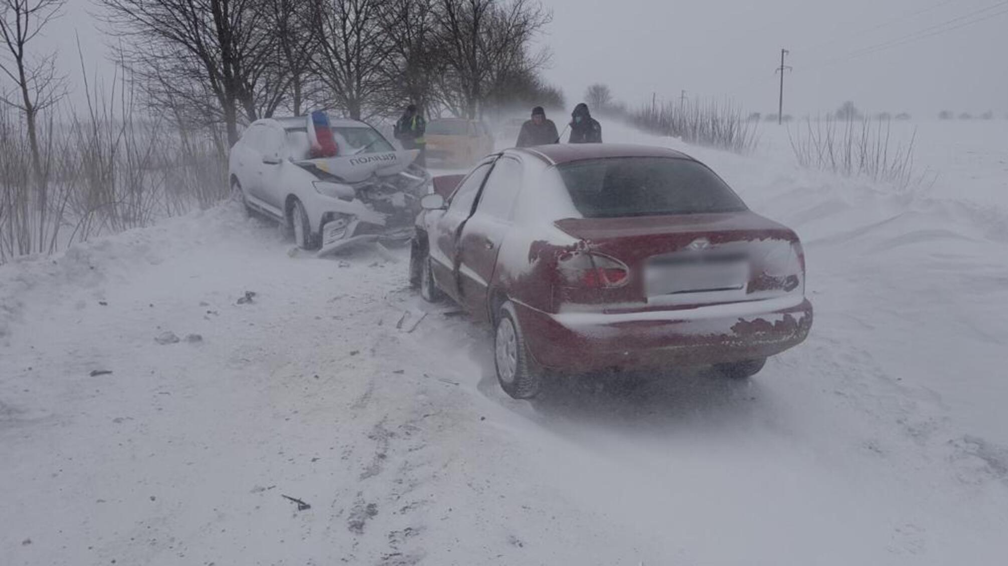 На місці аварії зі службовим автомобілем поліції працюють слідчі